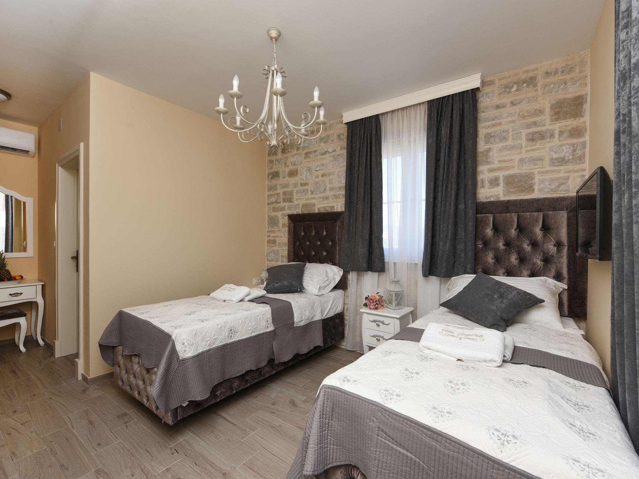 Foto 24 - Casa con 3 camere da letto a Novigrad con piscina privata e vista mare