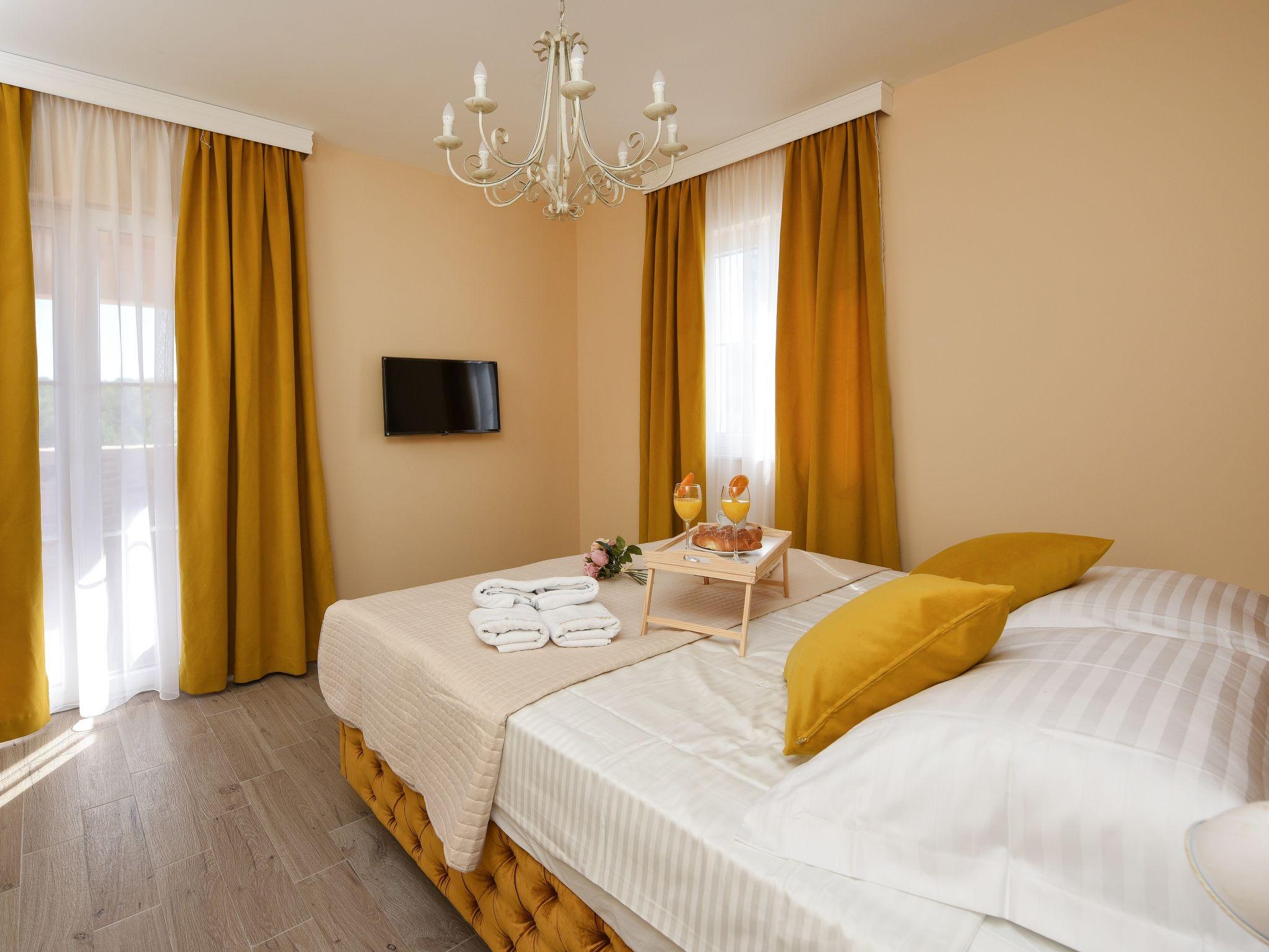 Foto 15 - Casa con 3 camere da letto a Novigrad con piscina privata e vista mare