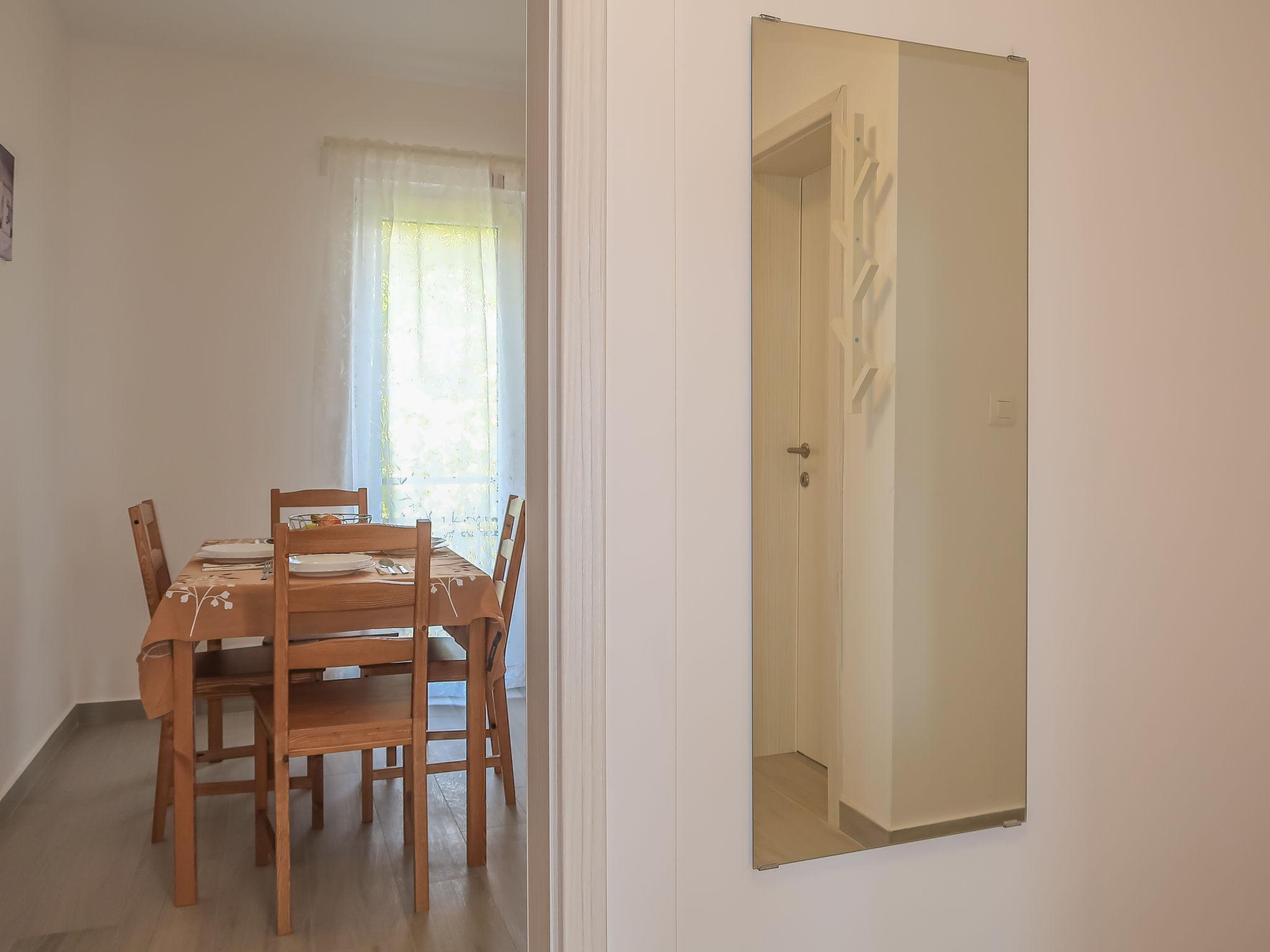 Photo 15 - 2 bedroom Apartment in Crikvenica with garden and terrace