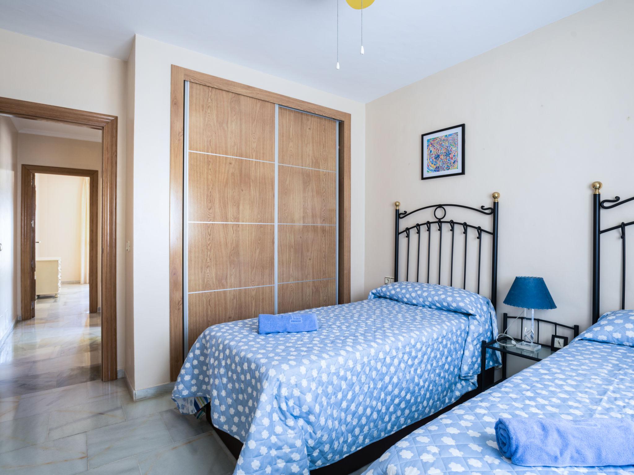 Foto 11 - Appartamento con 2 camere da letto a Torremolinos con piscina e vista mare