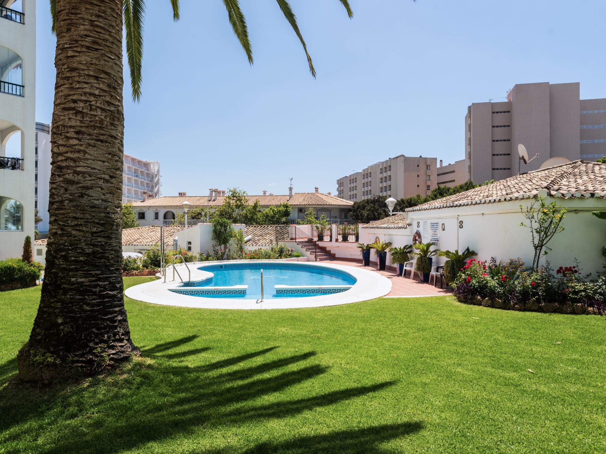 Foto 12 - Appartamento con 2 camere da letto a Torremolinos con piscina e vista mare