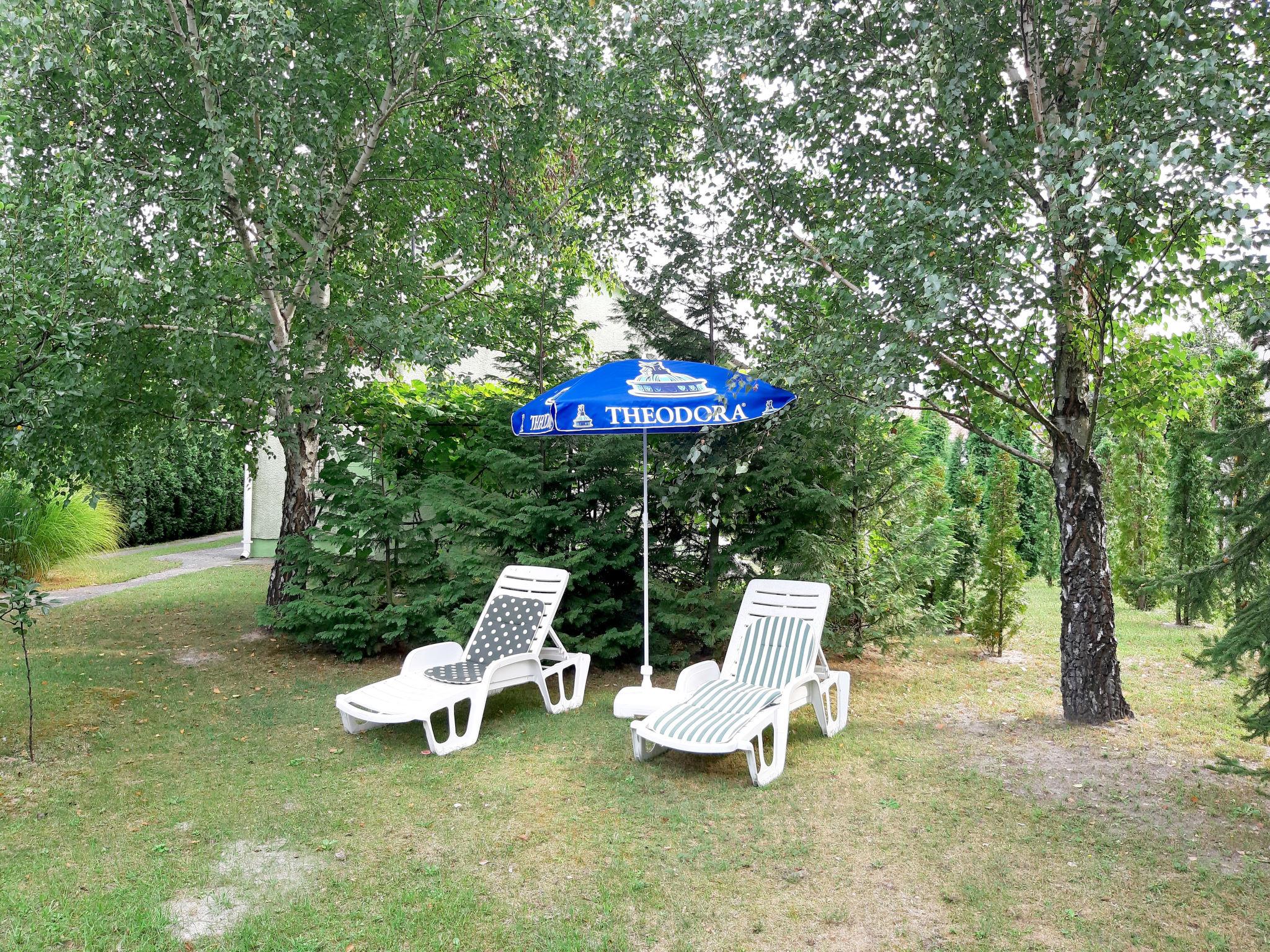 Photo 3 - Maison de 2 chambres à Balatonmáriafürdő avec jardin et terrasse