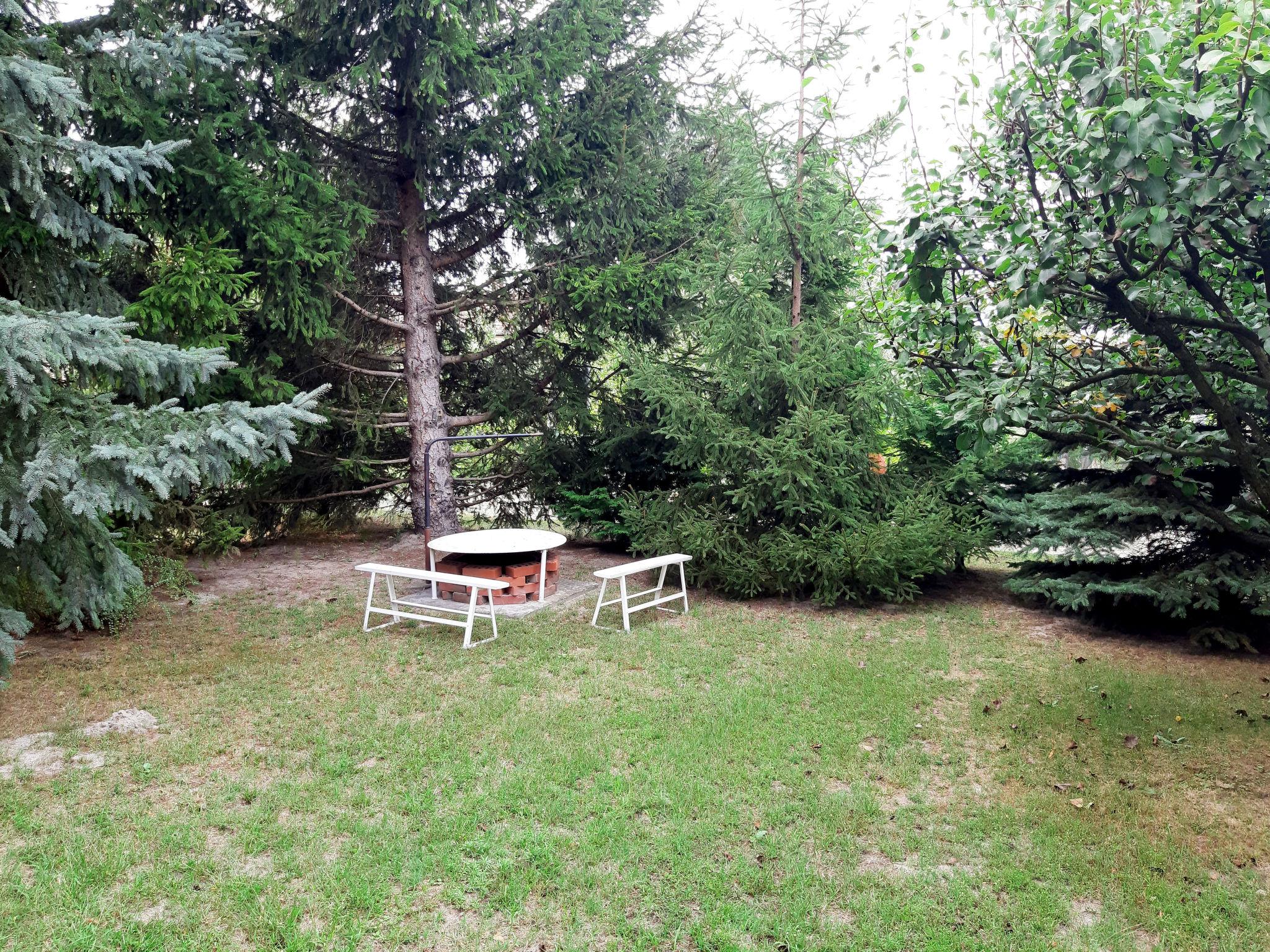 Photo 15 - Maison de 2 chambres à Balatonmáriafürdő avec jardin et terrasse