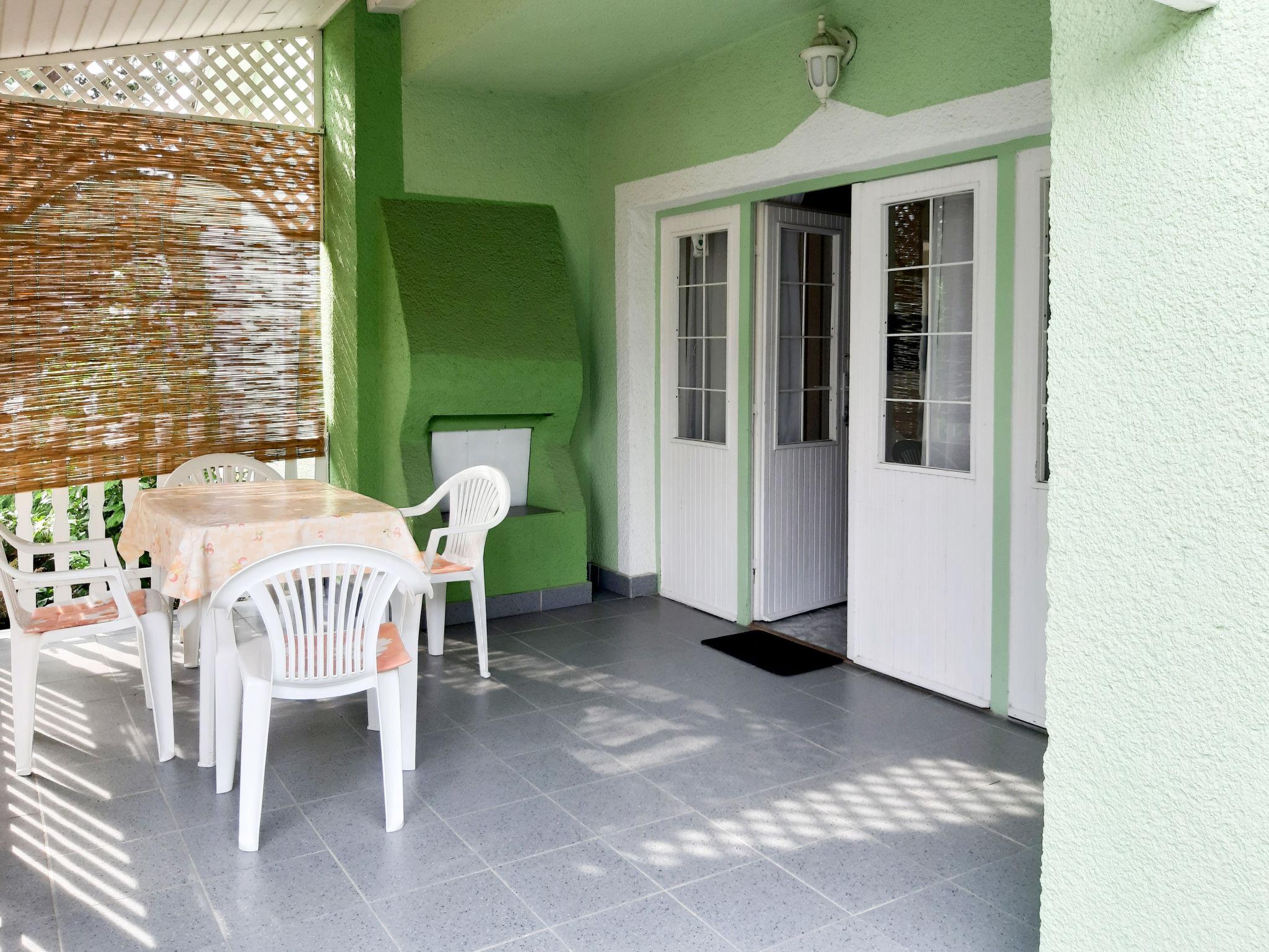 Photo 2 - Maison de 2 chambres à Balatonmáriafürdő avec jardin et terrasse