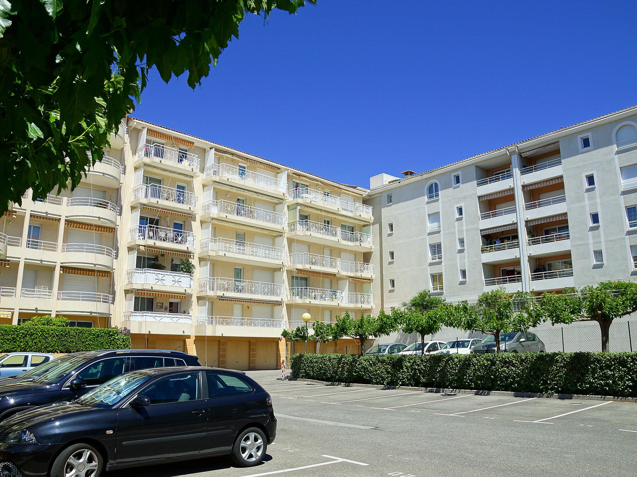 Foto 16 - Apartment mit 1 Schlafzimmer in Saint-Raphaël mit terrasse