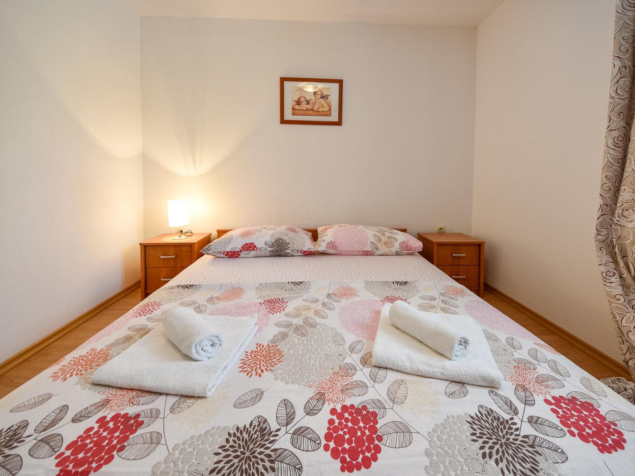 Foto 10 - Appartamento con 1 camera da letto a Tisno con terrazza e vista mare