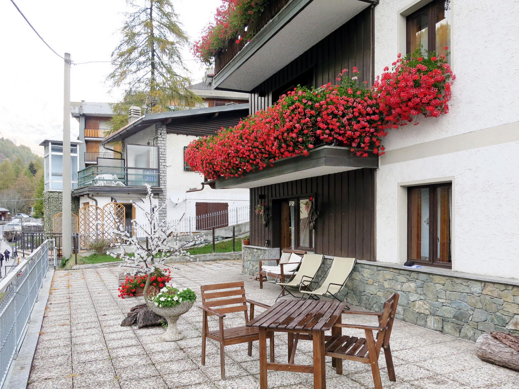 Photo 3 - Appartement de 2 chambres à Valtournenche avec terrasse et vues sur la montagne