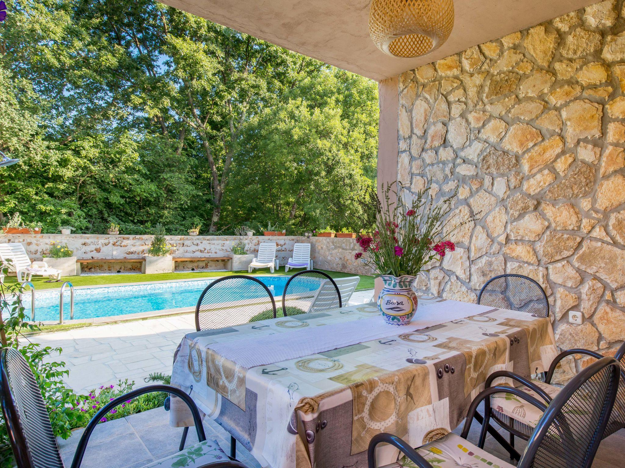 Foto 4 - Casa de 4 quartos em Dobrinj com piscina privada e vistas do mar