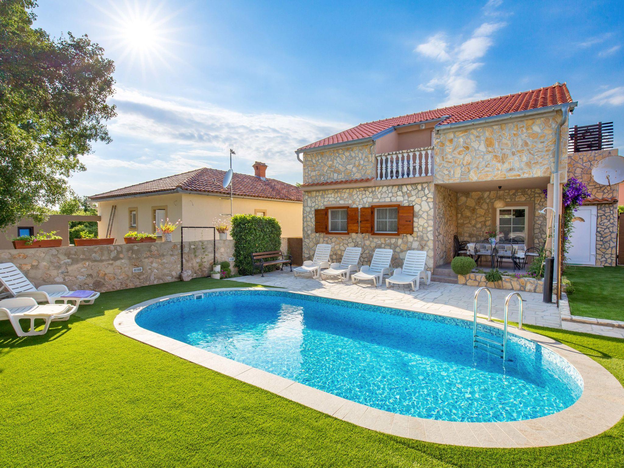 Photo 1 - Maison de 4 chambres à Dobrinj avec piscine privée et vues à la mer