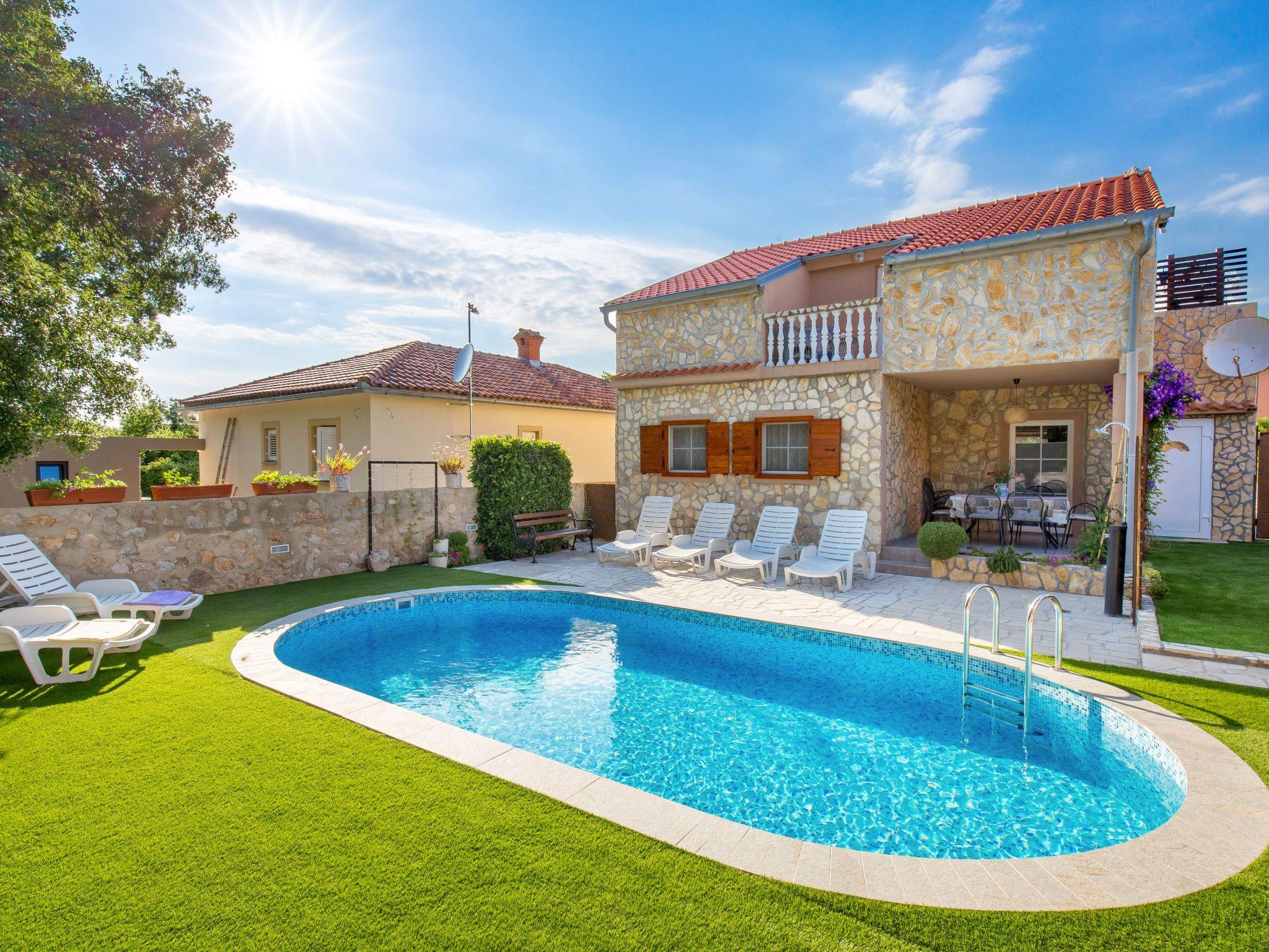 Foto 1 - Casa de 4 quartos em Dobrinj com piscina privada e vistas do mar