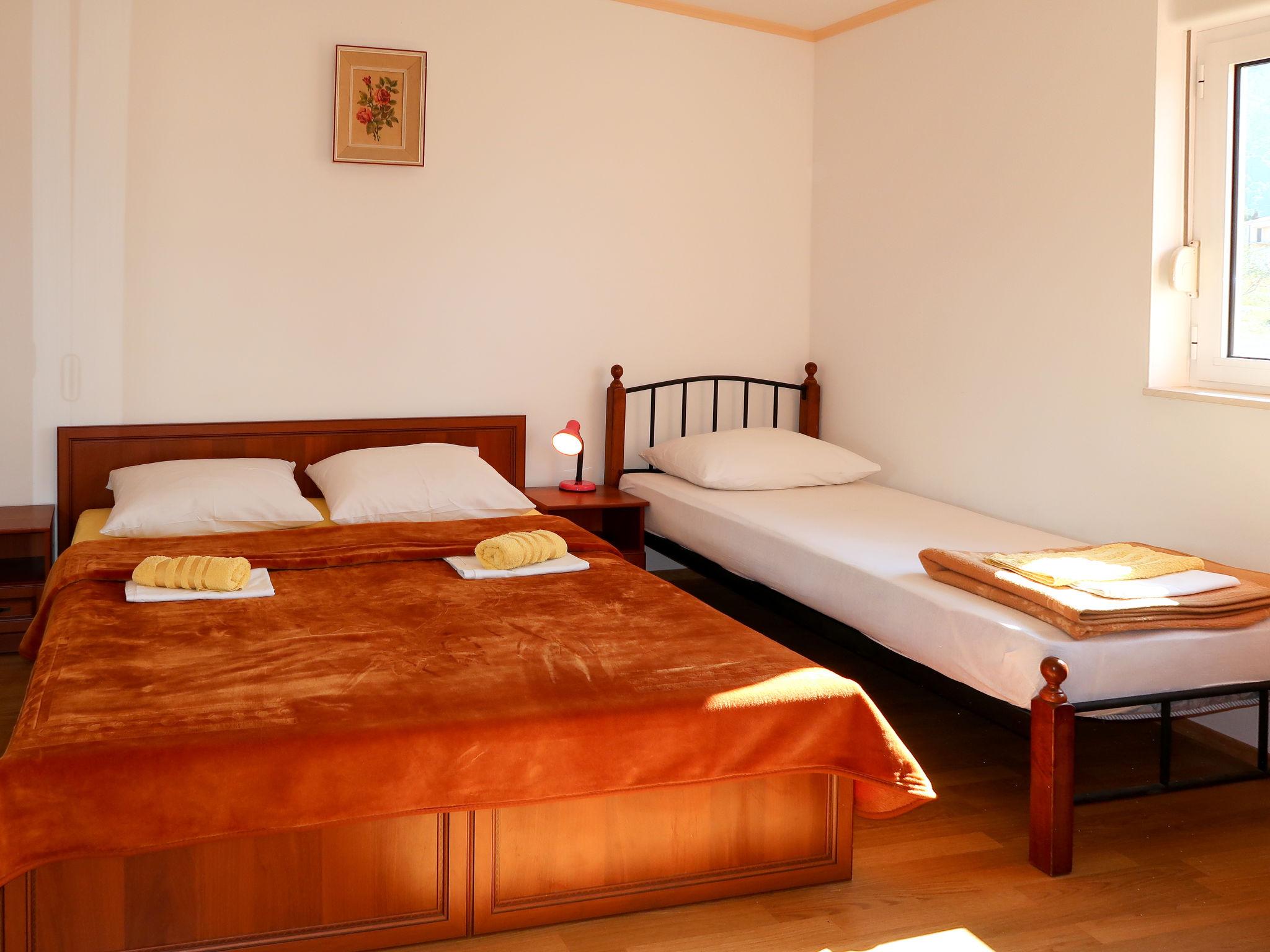 Foto 9 - Apartment mit 1 Schlafzimmer in Gradac mit blick aufs meer