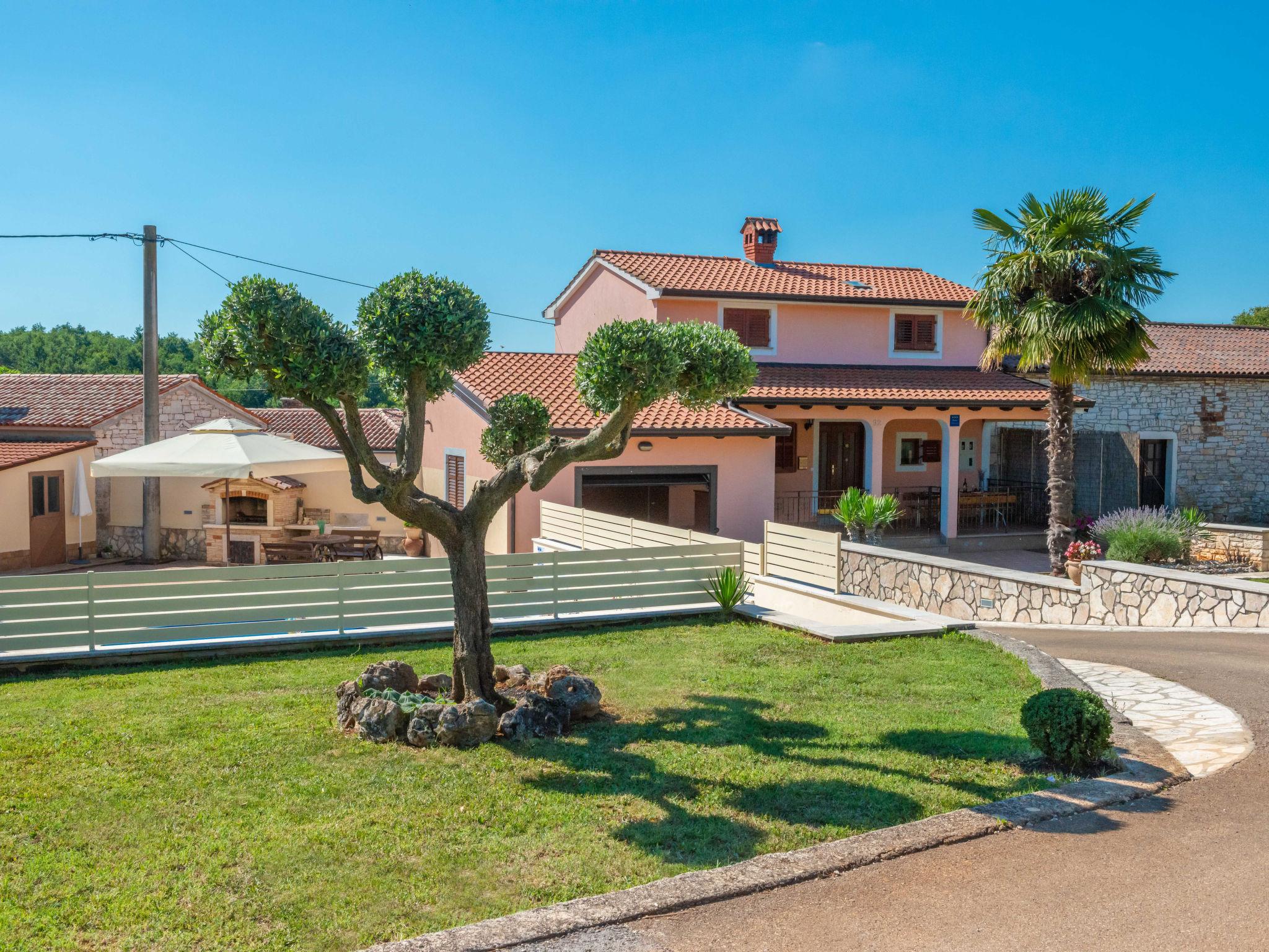 Foto 6 - Casa con 3 camere da letto a Tinjan con piscina privata e giardino