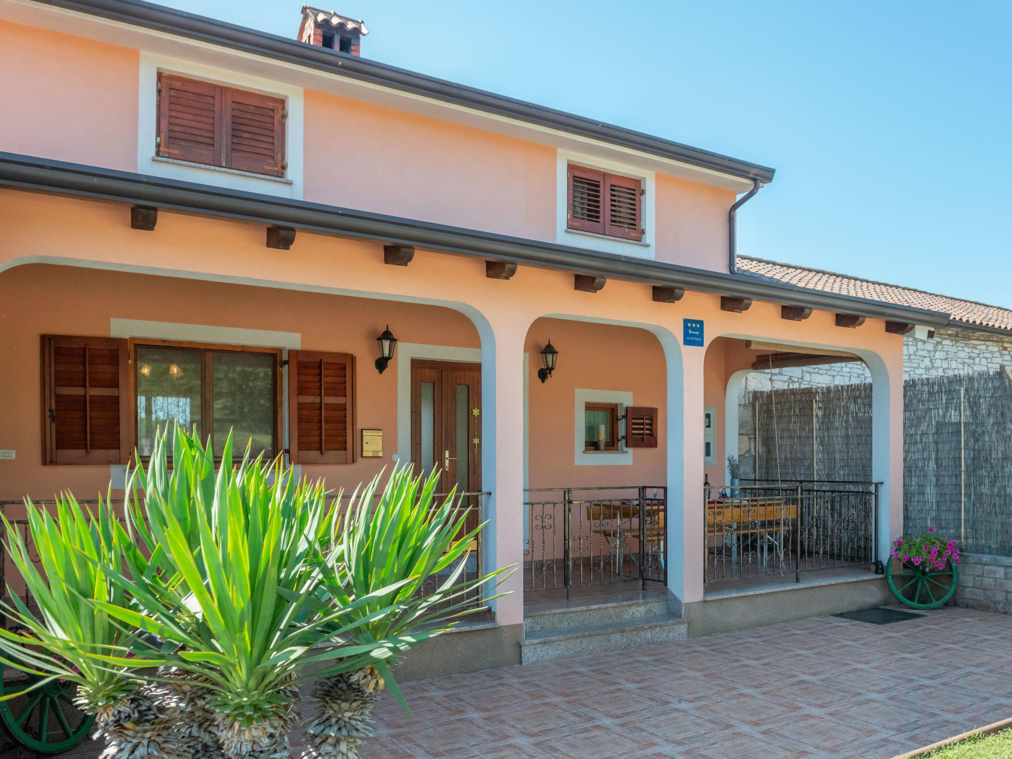 Foto 10 - Casa con 3 camere da letto a Tinjan con piscina privata e terrazza