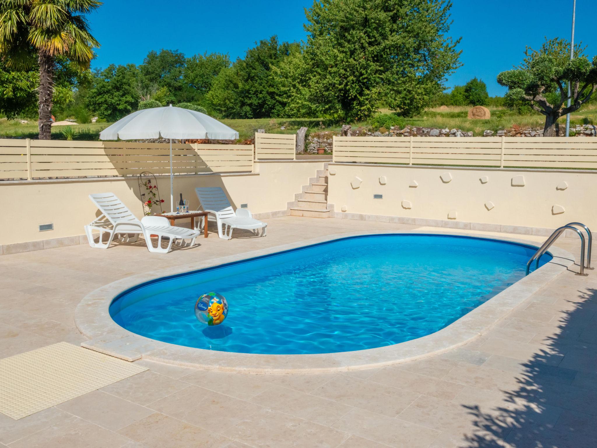 Foto 8 - Casa de 3 quartos em Tinjan com piscina privada e jardim