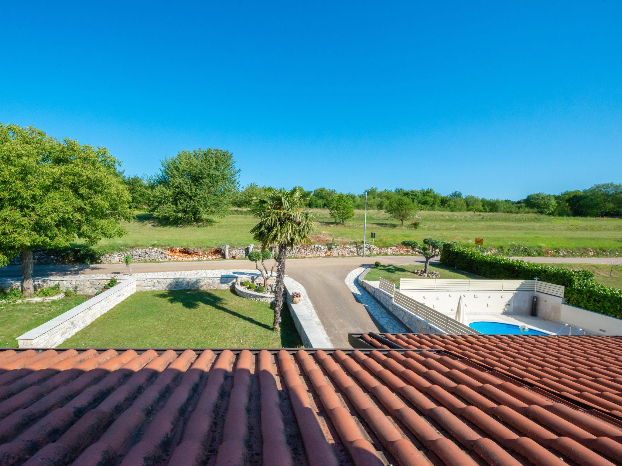 Foto 15 - Casa con 3 camere da letto a Tinjan con piscina privata e giardino