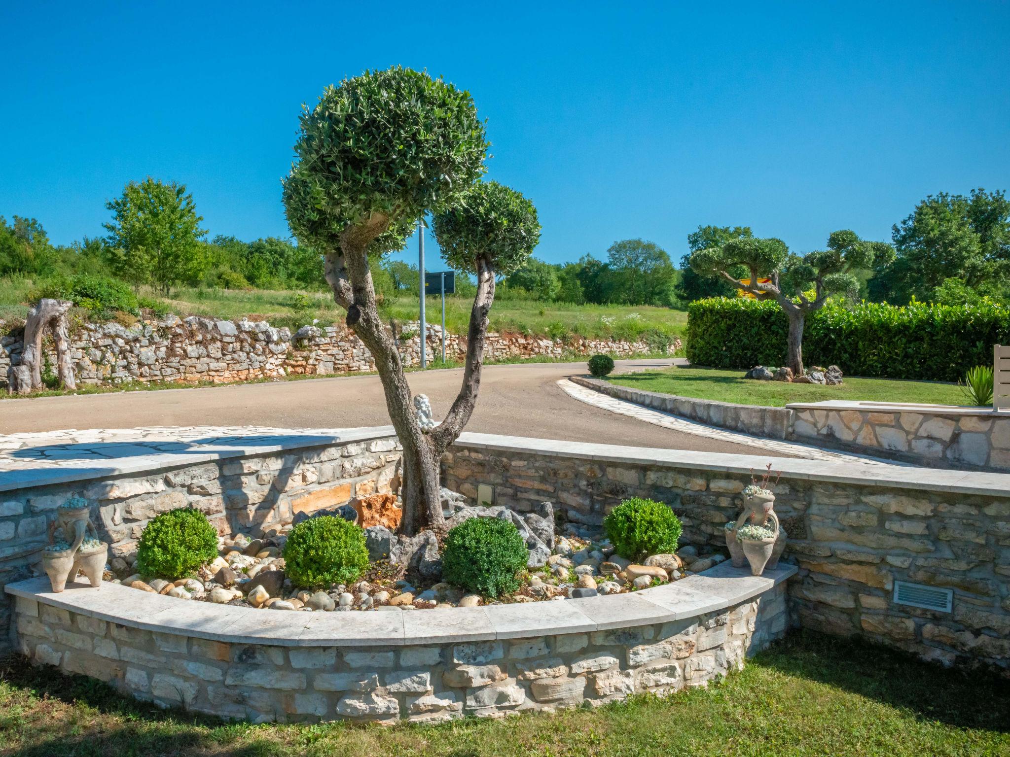 Photo 26 - Maison de 3 chambres à Tinjan avec piscine privée et jardin