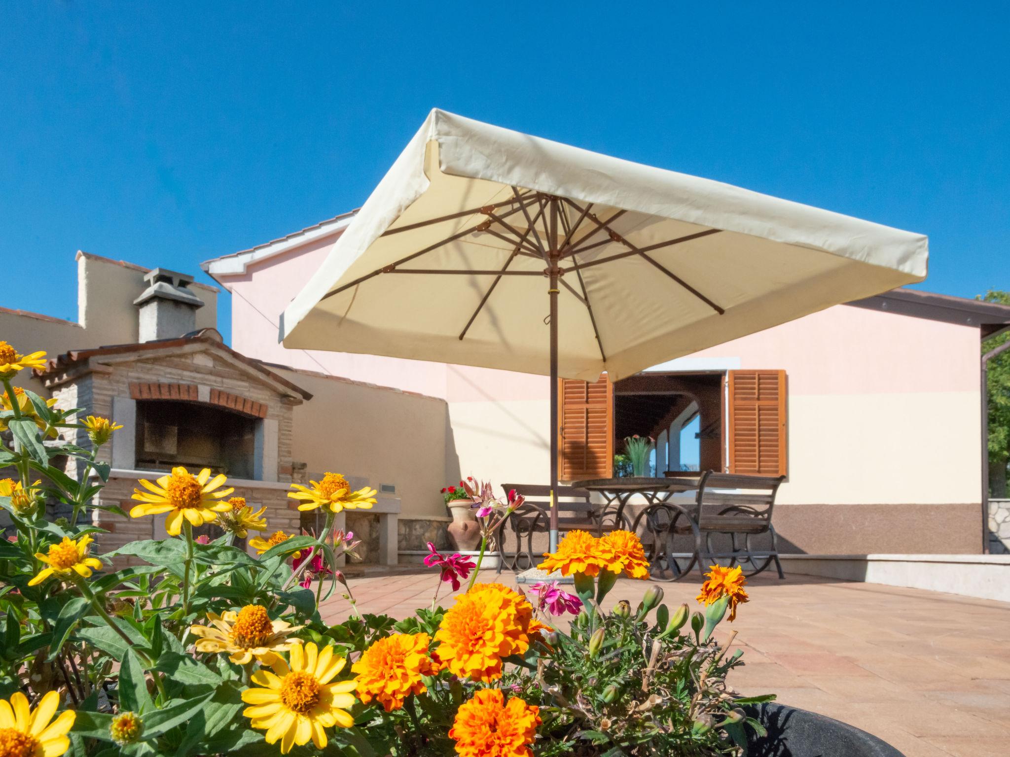 Photo 18 - Maison de 3 chambres à Tinjan avec piscine privée et terrasse