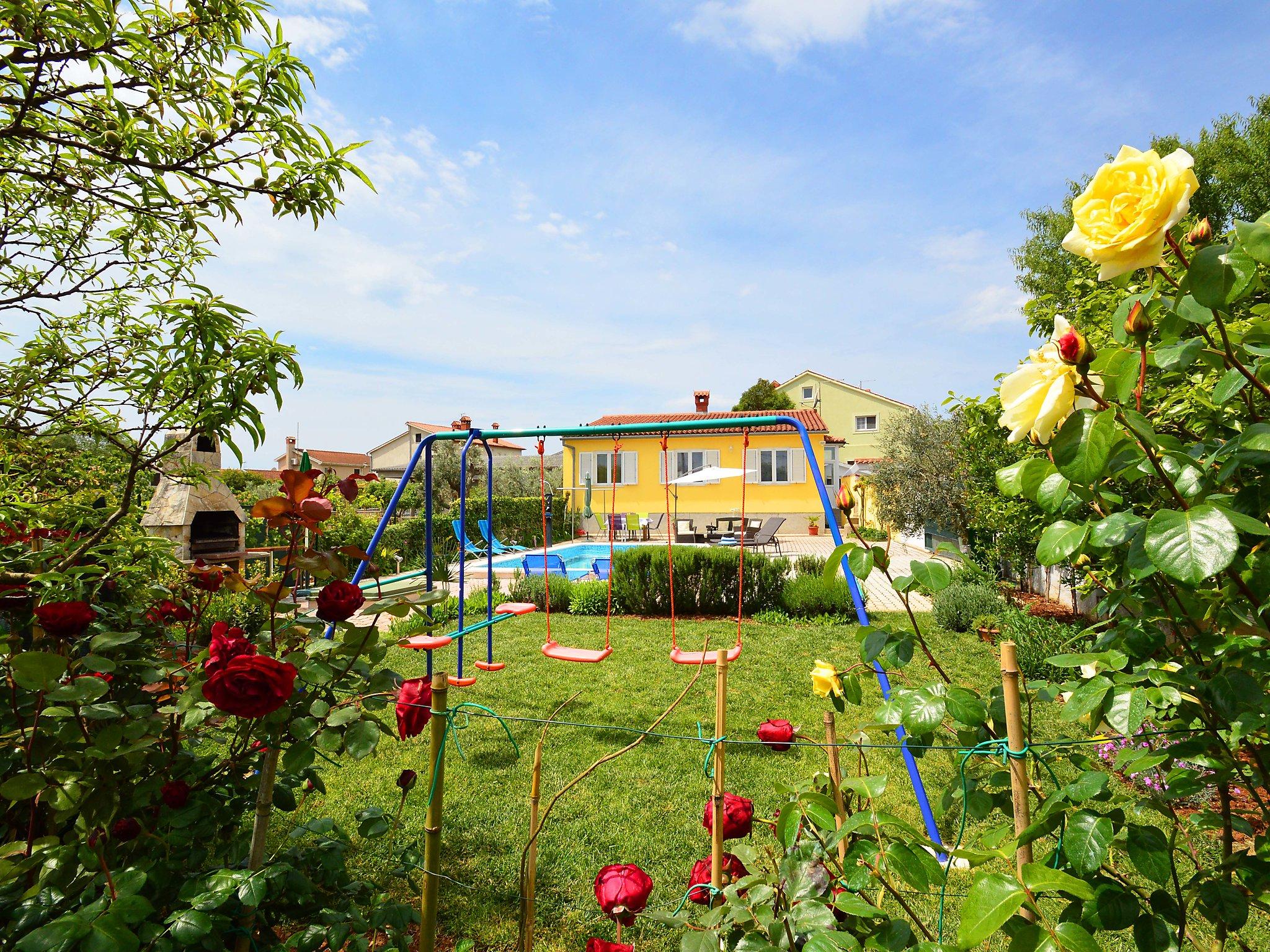 Foto 2 - Casa con 3 camere da letto a Pola con piscina privata e giardino