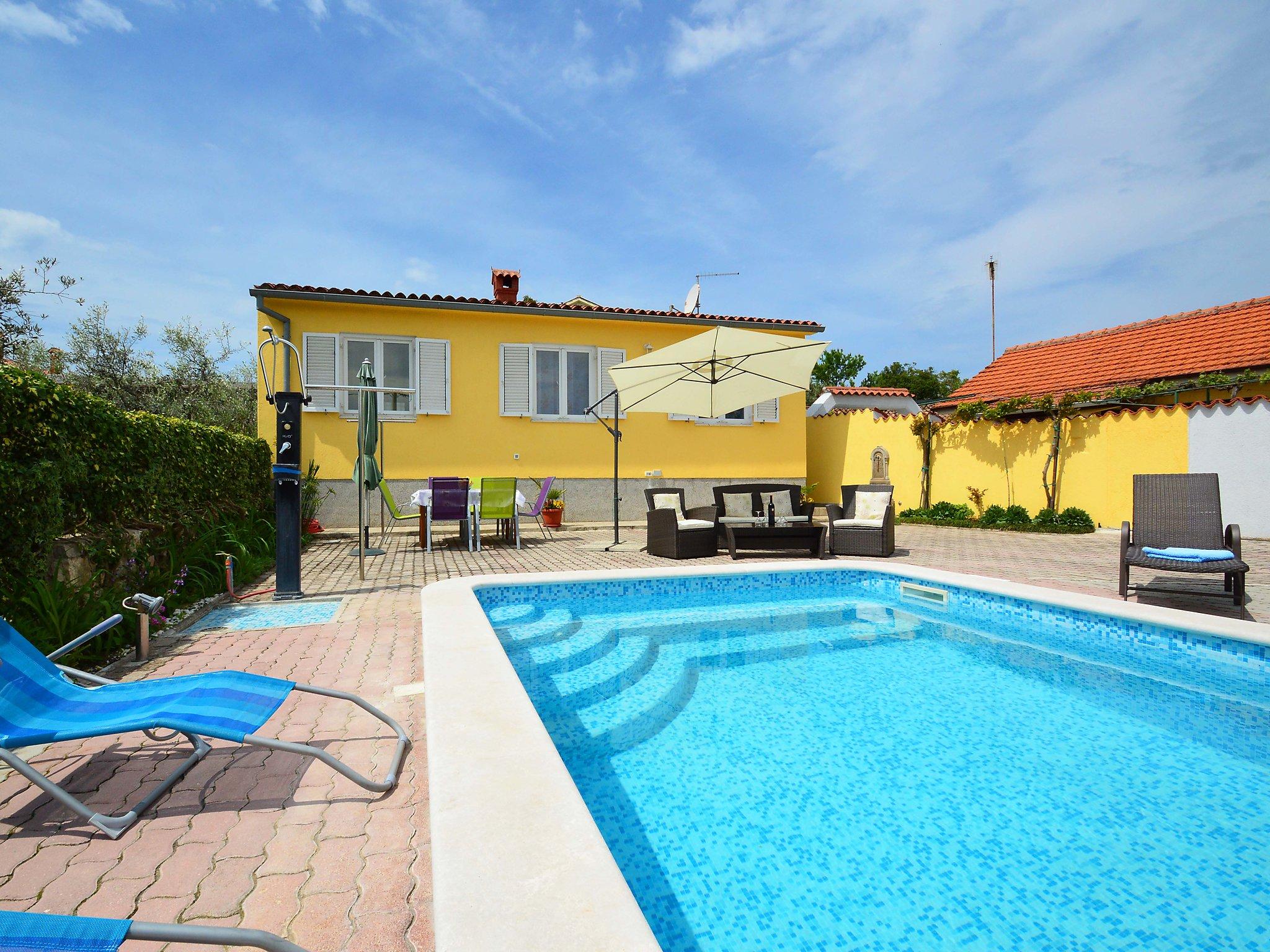 Foto 15 - Casa con 3 camere da letto a Pola con piscina privata e giardino