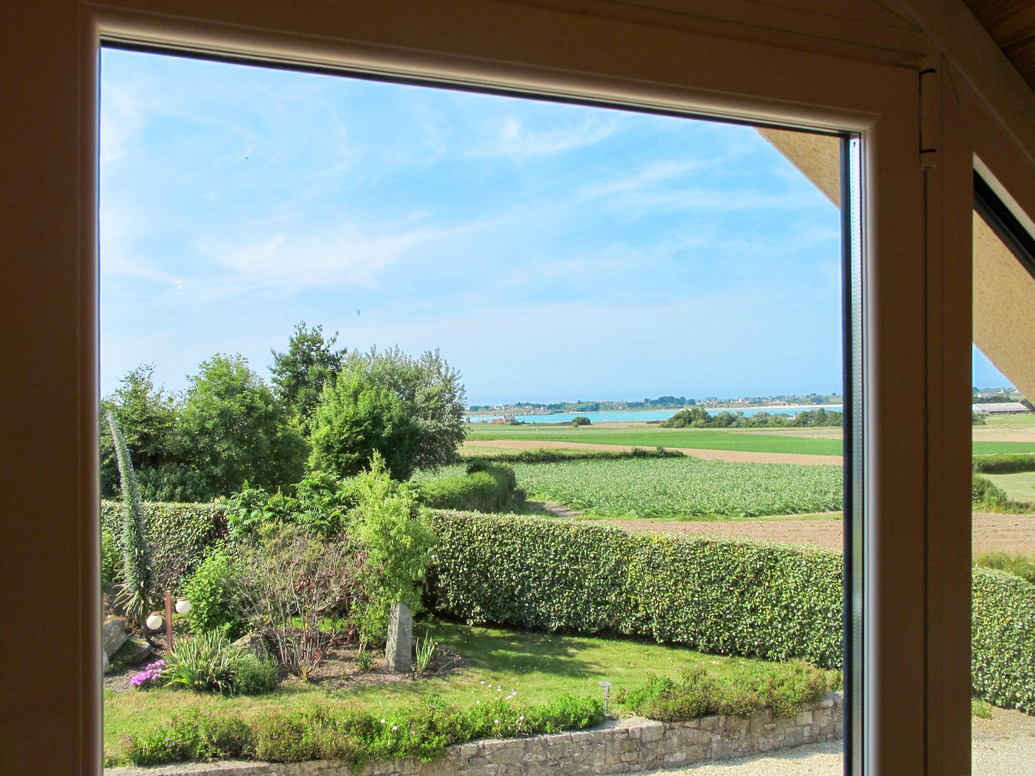 Photo 5 - Maison de 2 chambres à Plounévez-Lochrist avec terrasse et vues à la mer