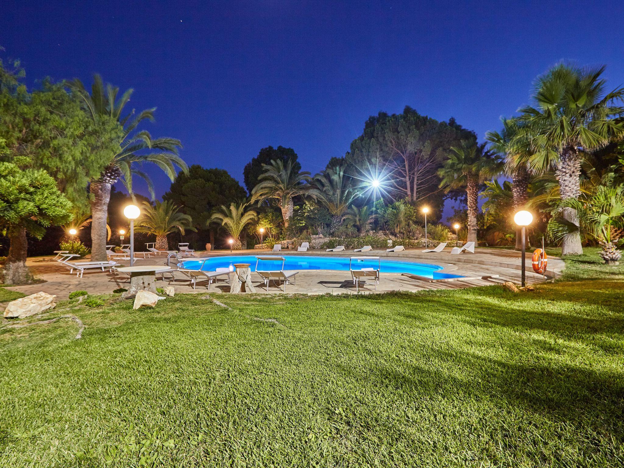 Foto 38 - Casa de 9 quartos em Modica com piscina privada e jardim
