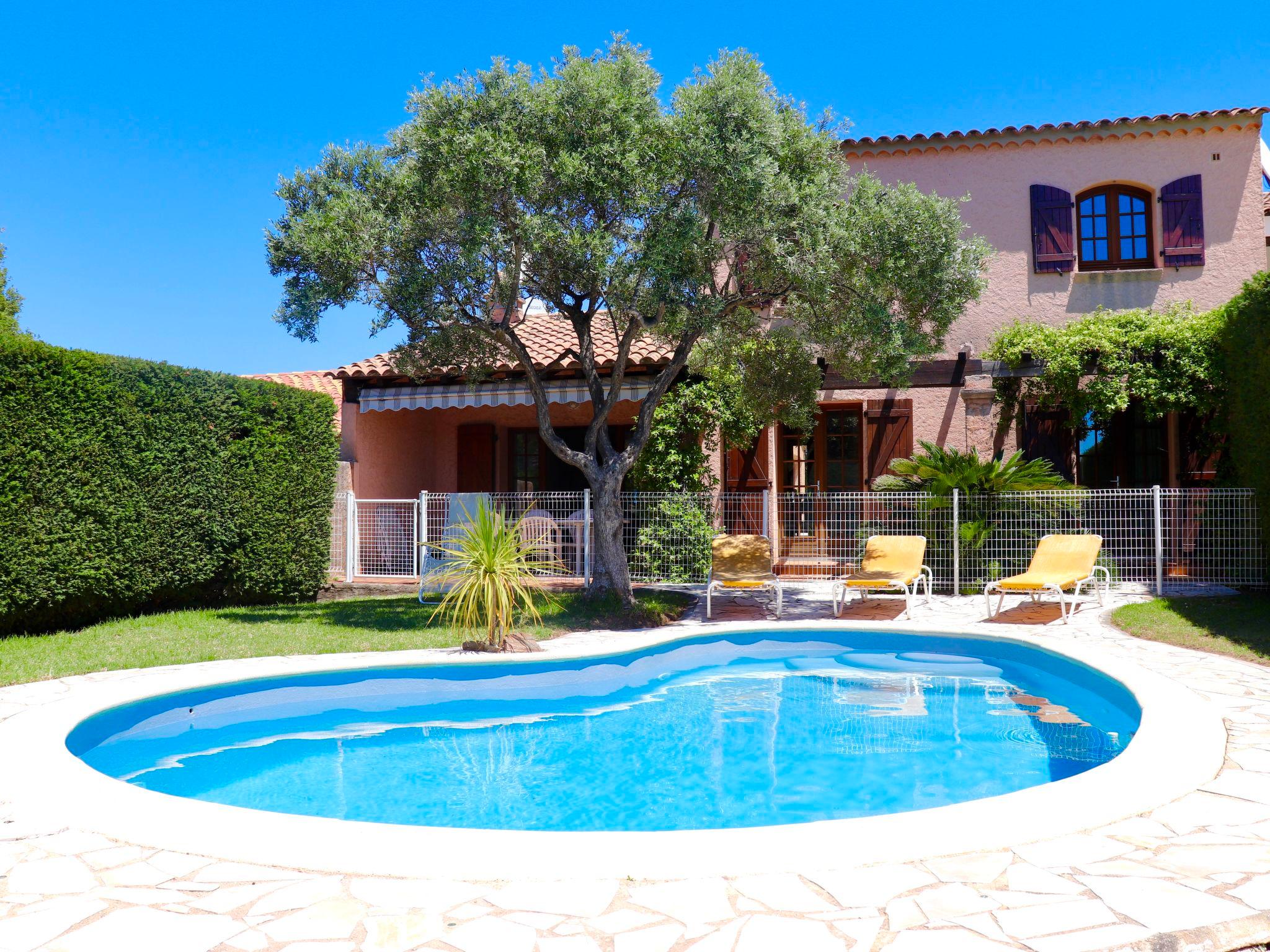 Foto 1 - Casa de 3 habitaciones en Cavalaire-sur-Mer con piscina privada y vistas al mar