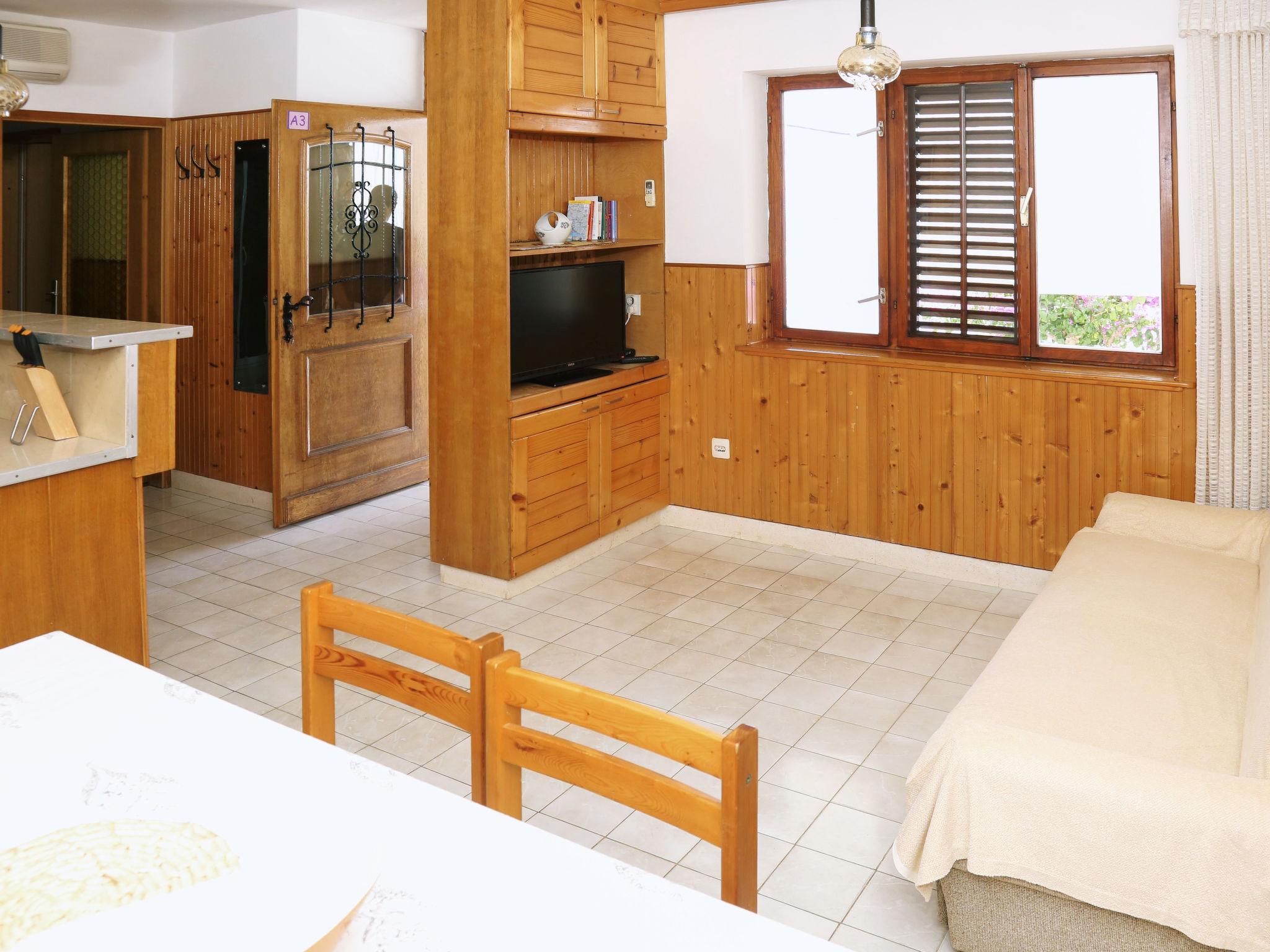 Foto 10 - Appartamento con 3 camere da letto a Blato con terrazza e vista mare