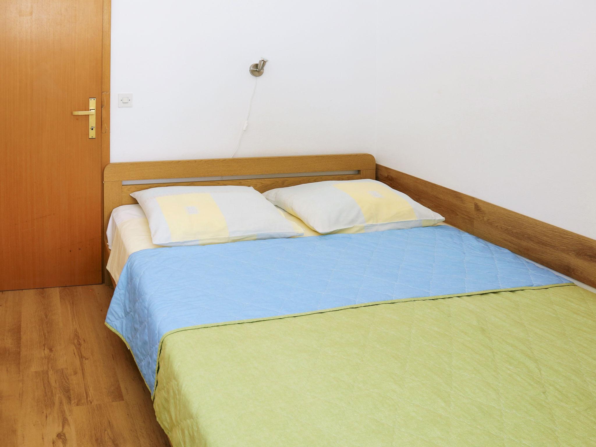 Foto 14 - Appartamento con 3 camere da letto a Blato con terrazza e vista mare