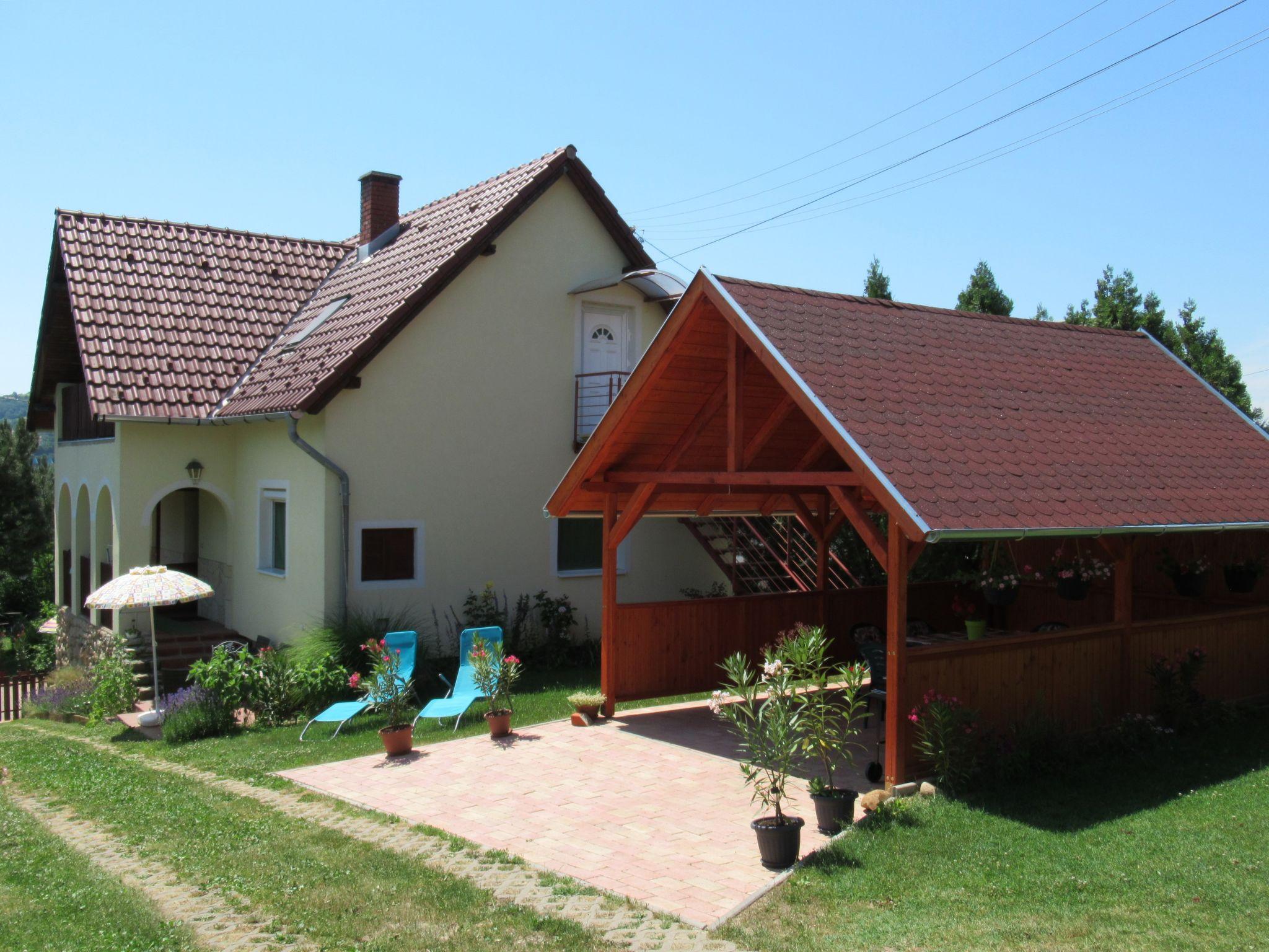 Photo 1 - Maison de 2 chambres à Badacsonytomaj avec piscine privée et vues à la mer