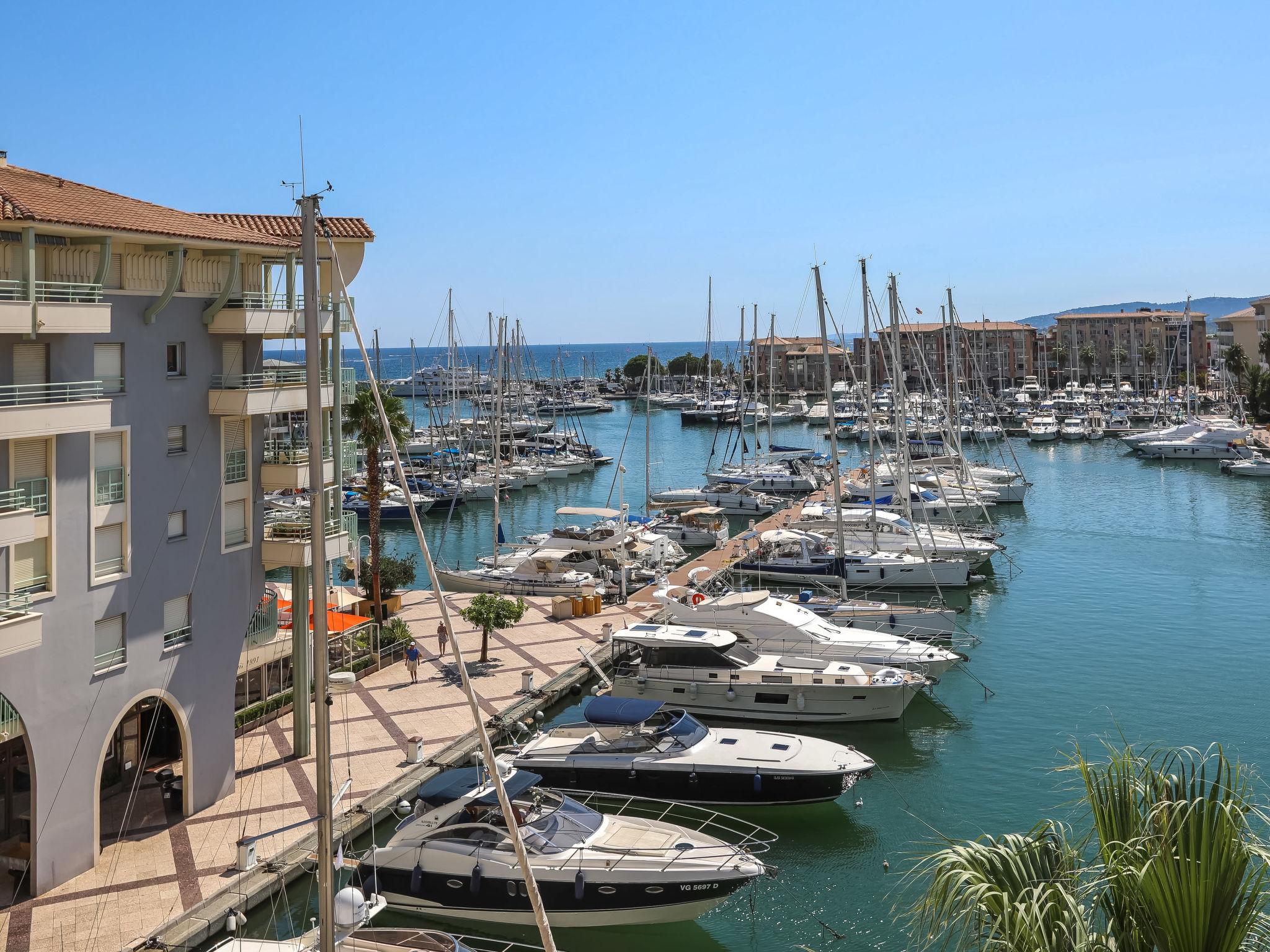 Foto 20 - Appartamento con 2 camere da letto a Fréjus con terrazza e vista mare