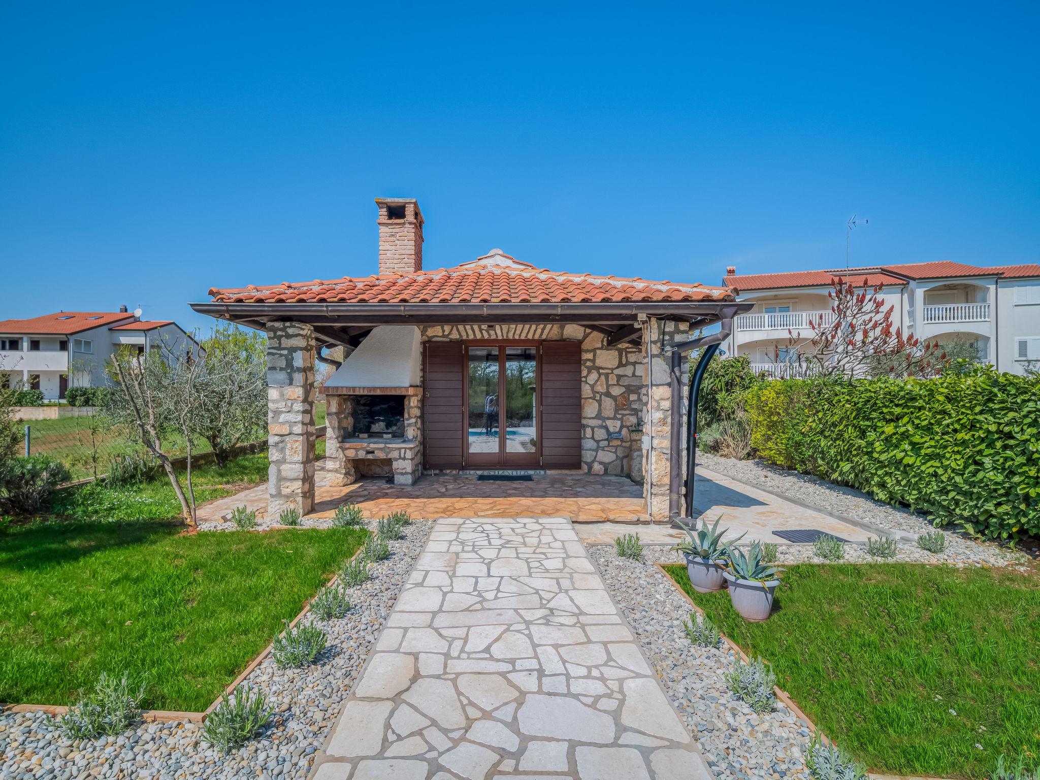 Photo 3 - Maison de 2 chambres à Poreč avec piscine privée et vues à la mer