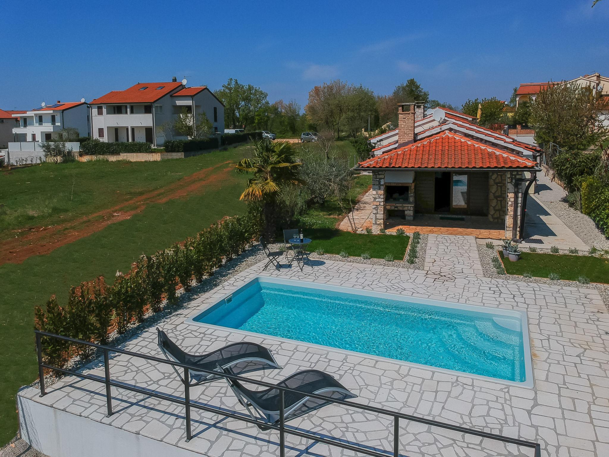 Foto 2 - Casa de 2 quartos em Poreč com piscina privada e vistas do mar