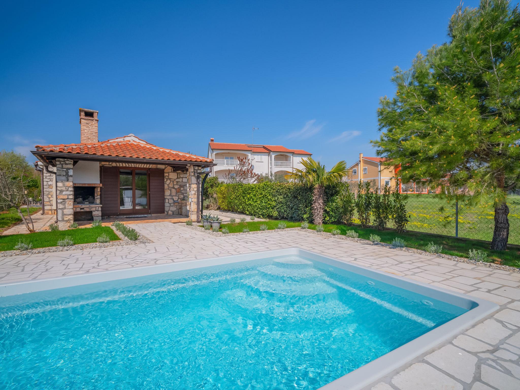 Foto 1 - Casa de 2 quartos em Poreč com piscina privada e vistas do mar