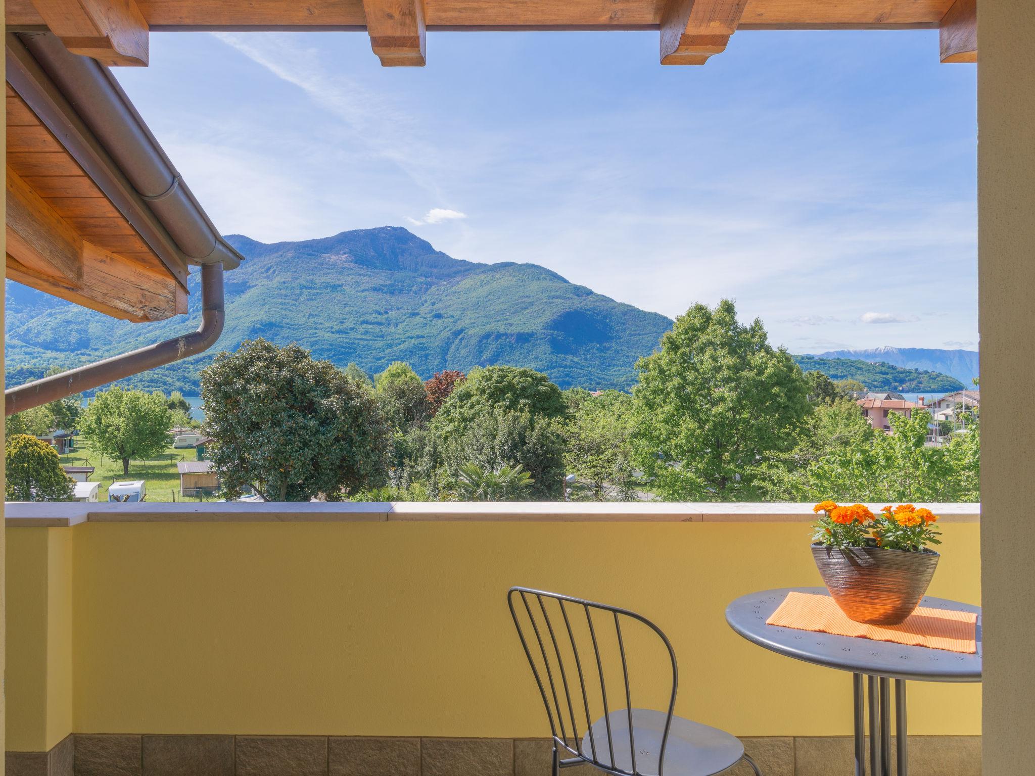 Photo 3 - 2 bedroom Apartment in Domaso with garden and mountain view