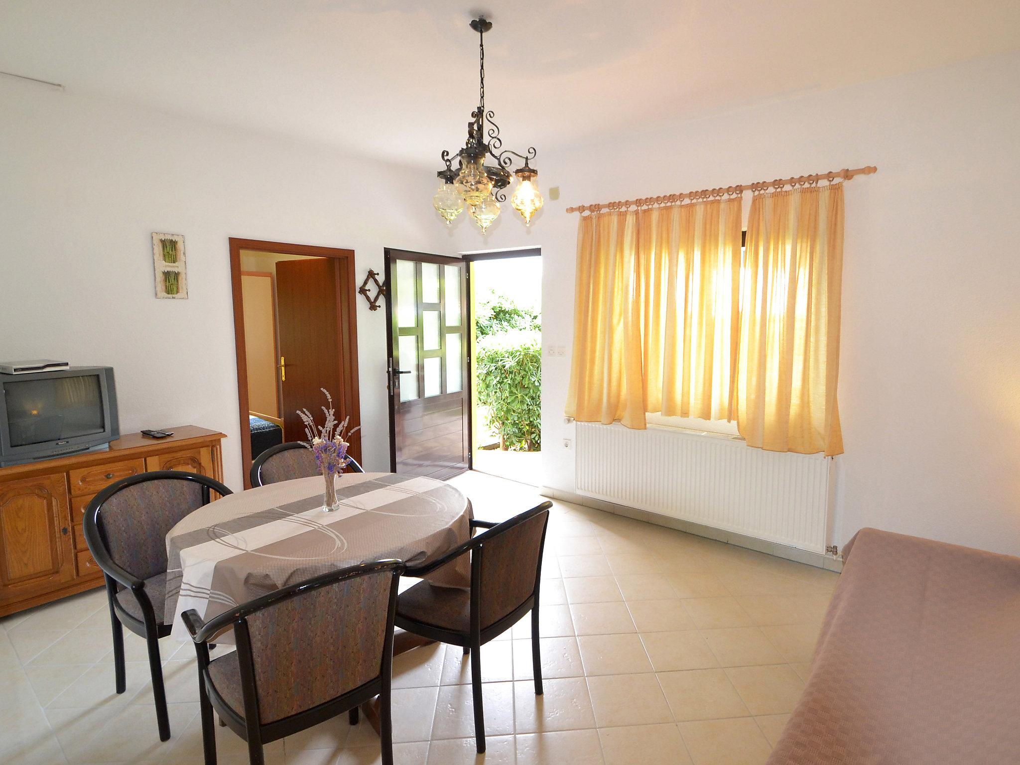 Photo 3 - 2 bedroom Apartment in Vir with swimming pool and garden