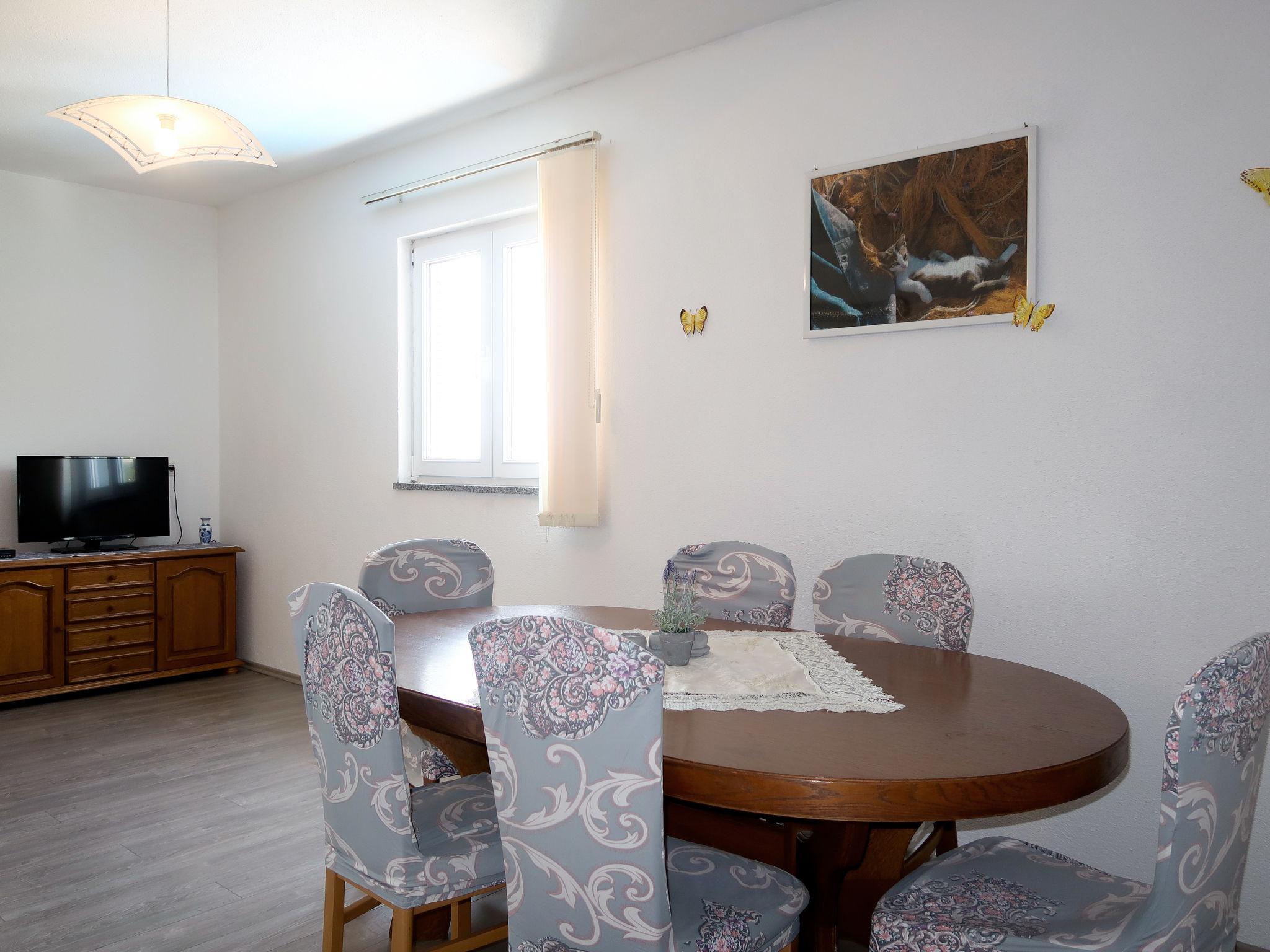 Photo 3 - 3 bedroom Apartment in Karlobag with swimming pool and garden