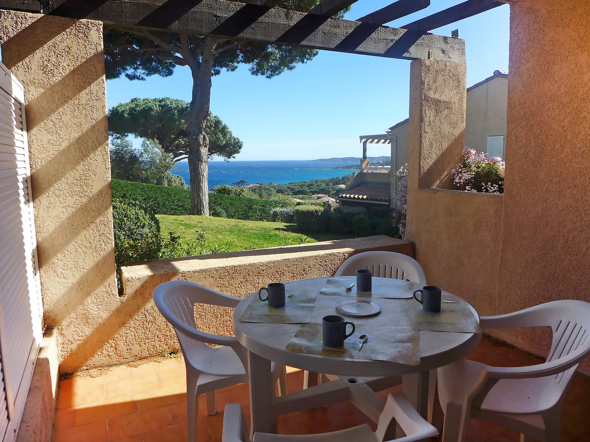 Foto 1 - Appartamento con 1 camera da letto a Sainte-Maxime con piscina e vista mare