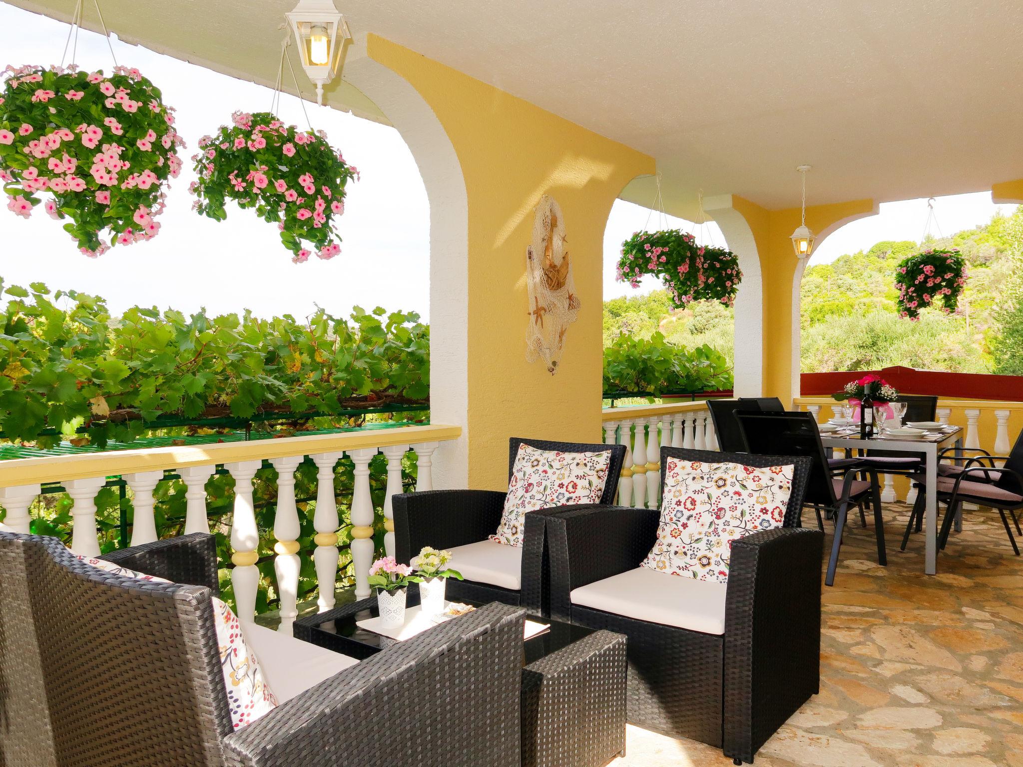 Photo 2 - 2 bedroom Apartment in Rab with garden and terrace