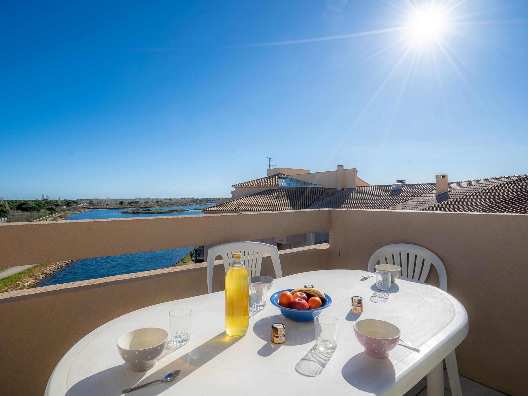 Foto 1 - Apartamento de 2 habitaciones en Le Grau-du-Roi con piscina y vistas al mar