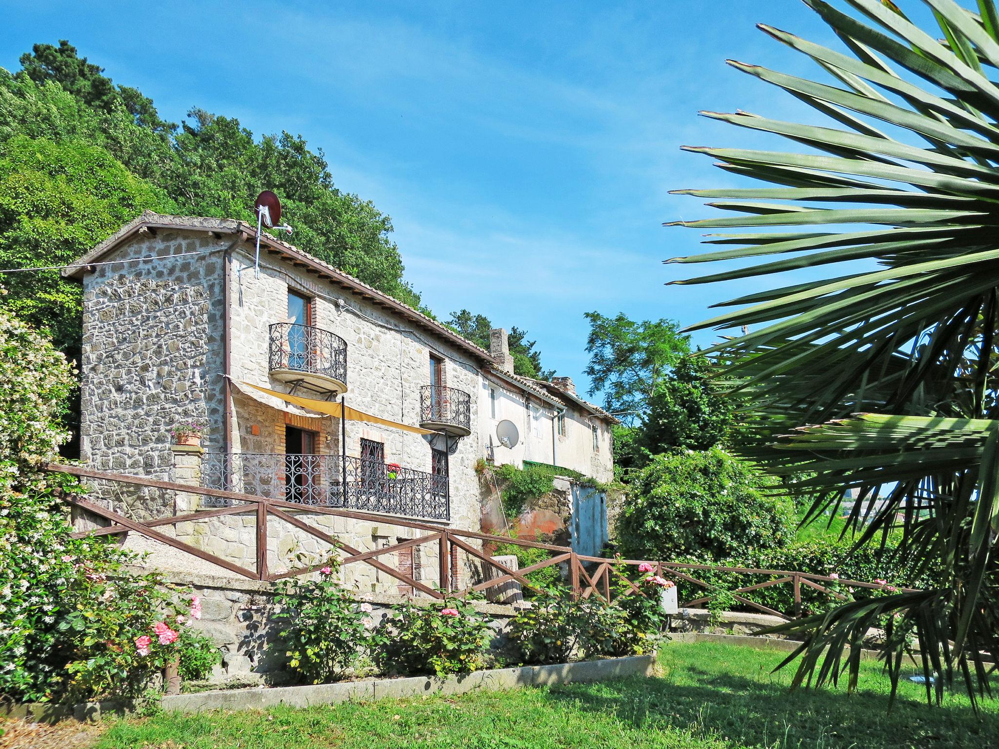 Photo 1 - Maison de 1 chambre à Montefiascone avec jardin et terrasse