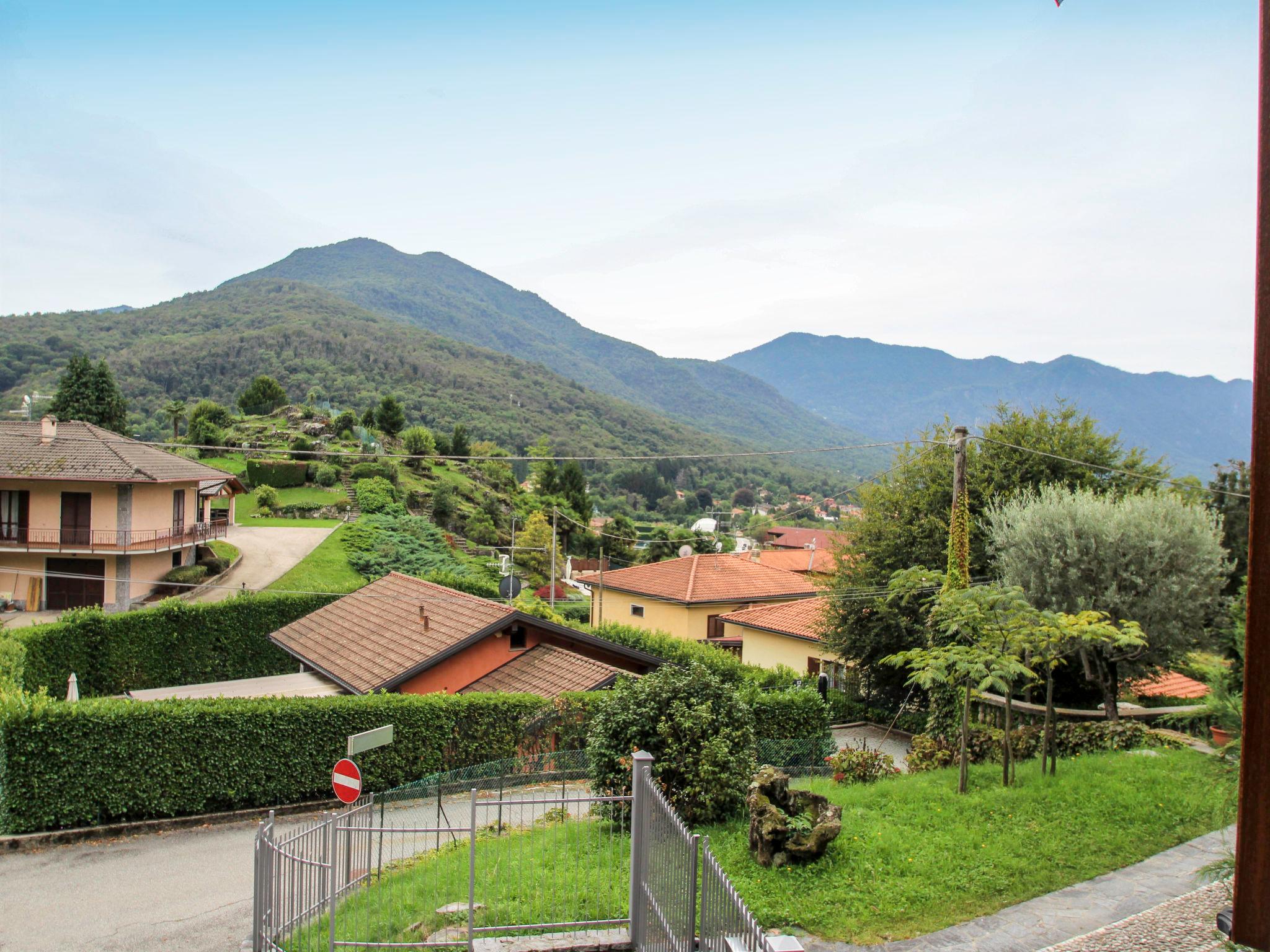 Foto 31 - Appartamento con 4 camere da letto a Brezzo di Bedero con terrazza e vista sulle montagne