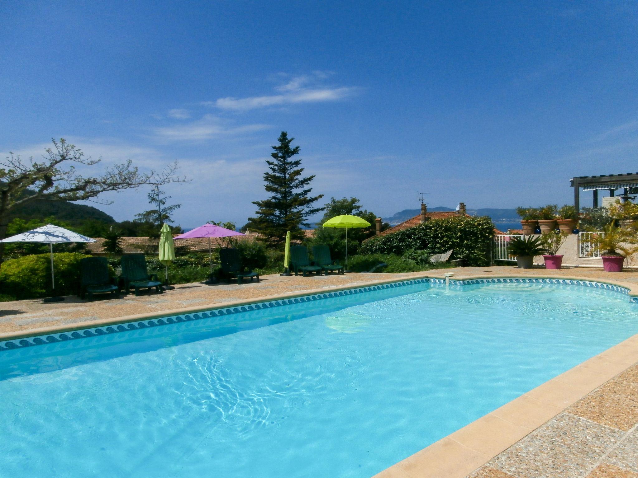 Photo 1 - Appartement de 4 chambres à Saint-Cyr-sur-Mer avec piscine et vues à la mer