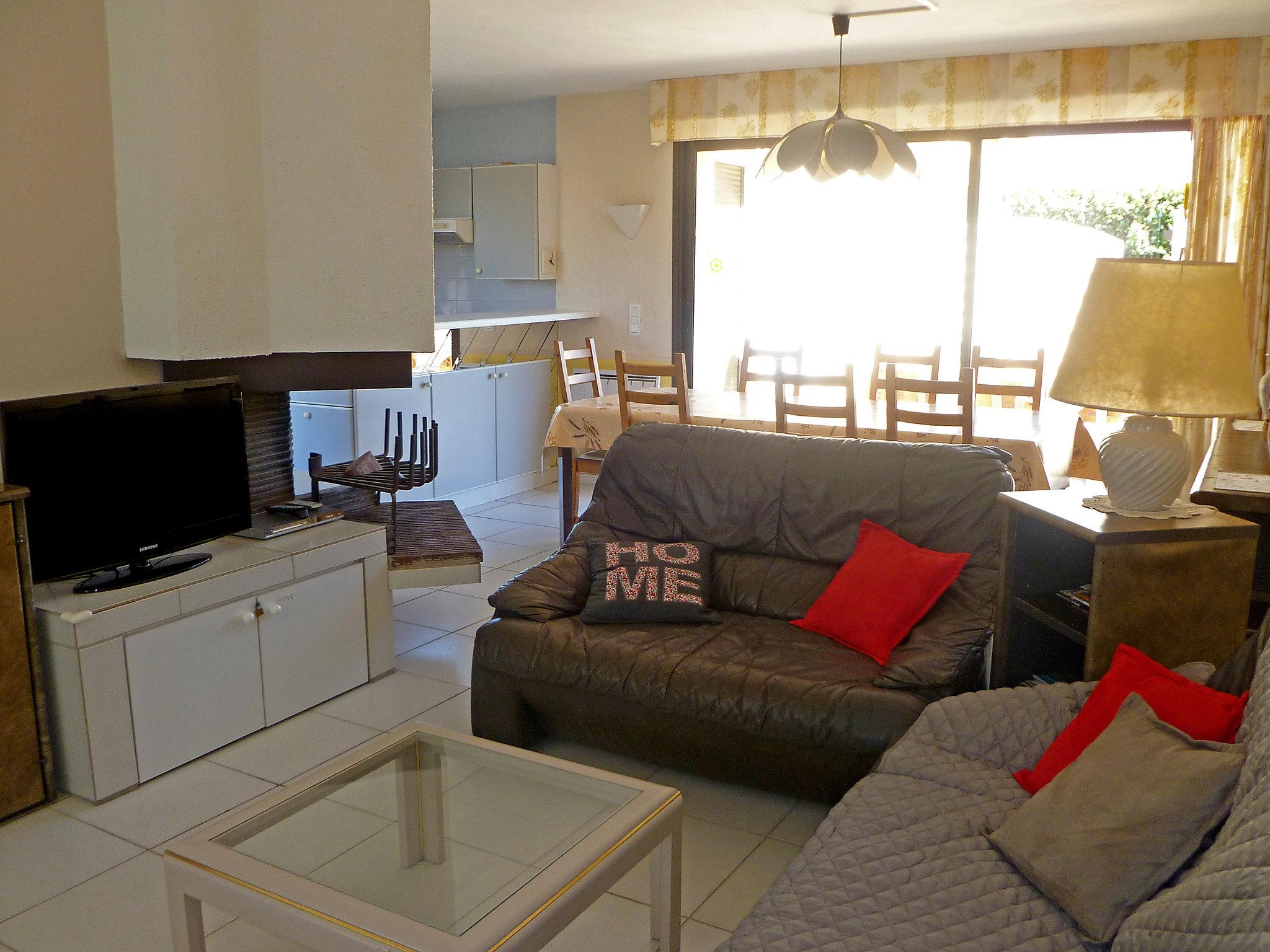 Photo 6 - 4 bedroom Apartment in Saint-Cyr-sur-Mer with swimming pool and garden