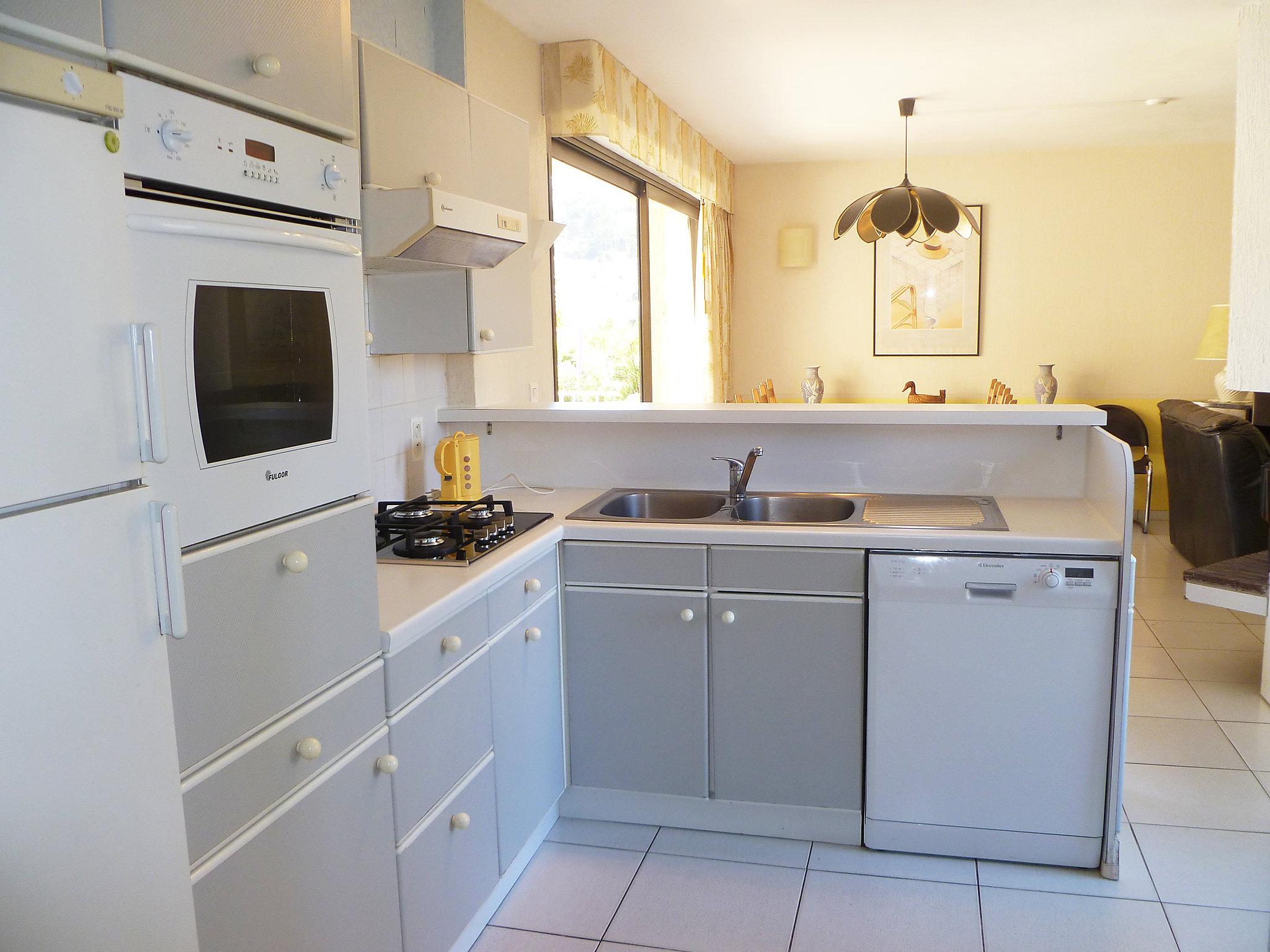 Photo 2 - 4 bedroom Apartment in Saint-Cyr-sur-Mer with swimming pool and garden