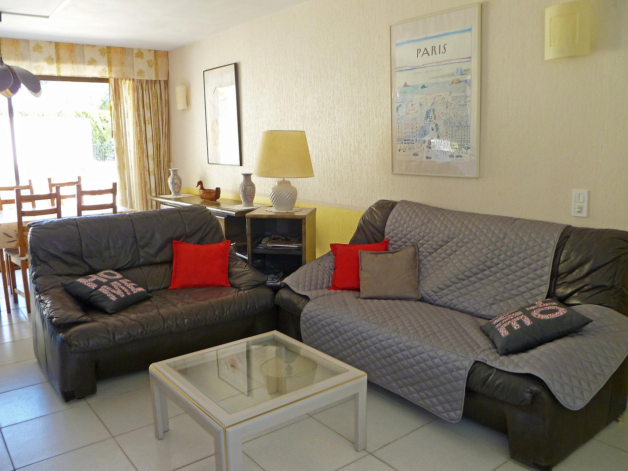 Foto 3 - Apartamento de 4 quartos em Saint-Cyr-sur-Mer com piscina e jardim