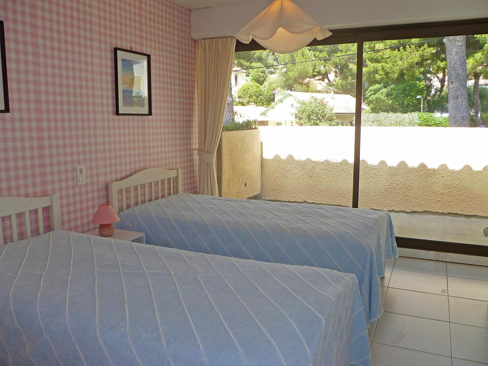 Photo 11 - Appartement de 4 chambres à Saint-Cyr-sur-Mer avec piscine et vues à la mer