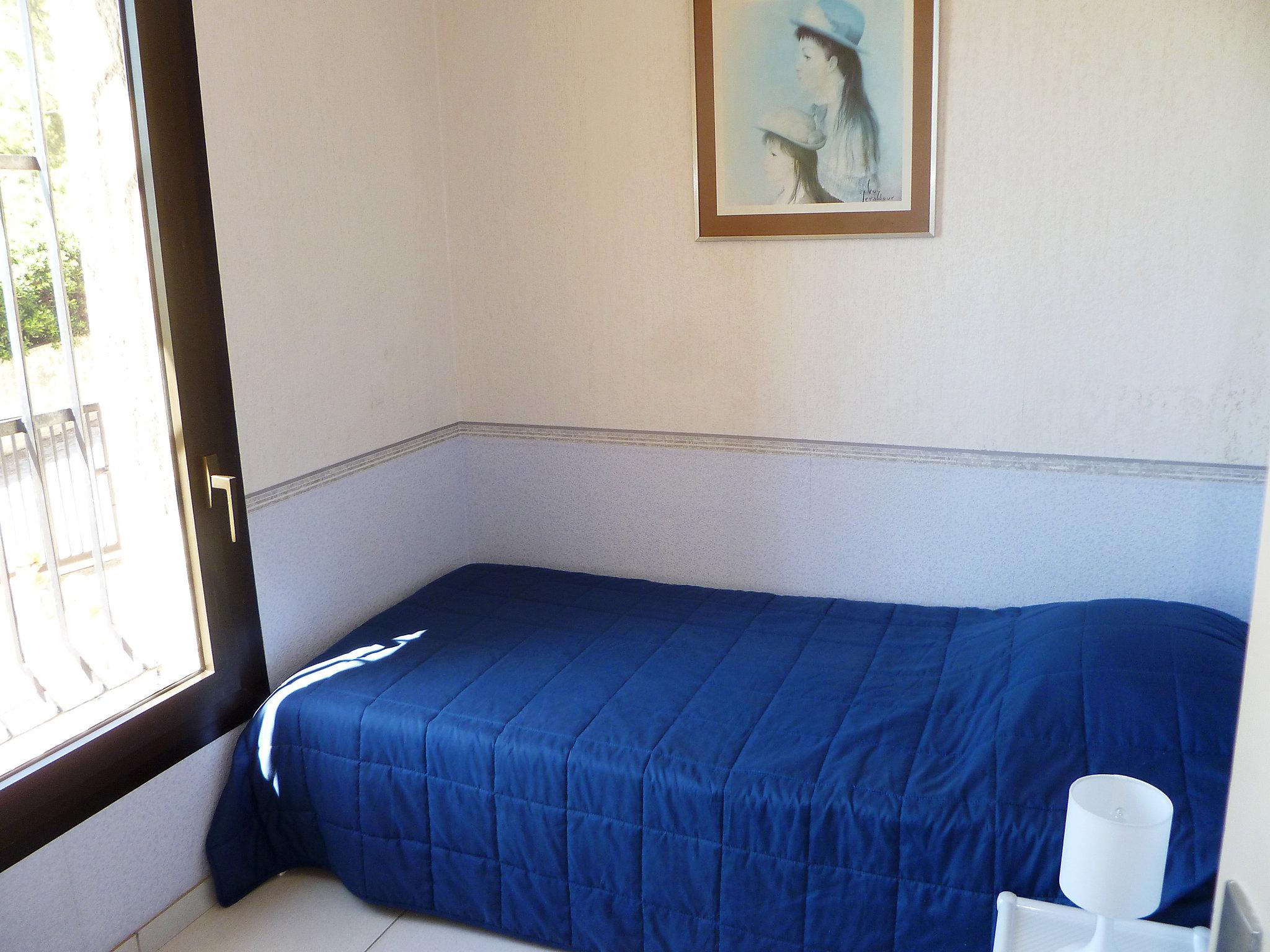 Foto 12 - Apartamento de 4 quartos em Saint-Cyr-sur-Mer com piscina e jardim