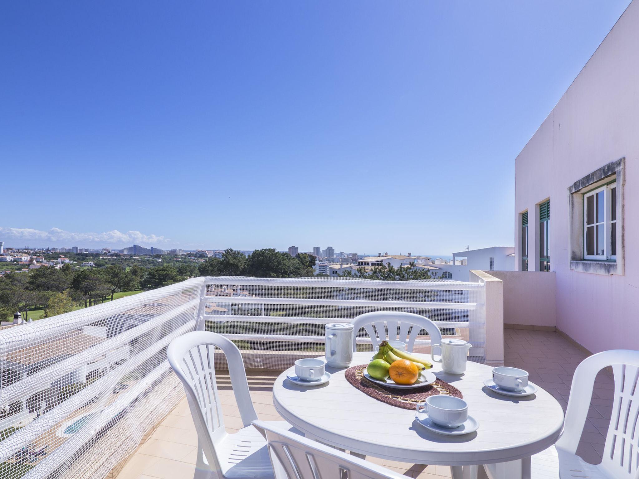 Foto 2 - Appartamento con 3 camere da letto a Portimão con piscina e vista mare