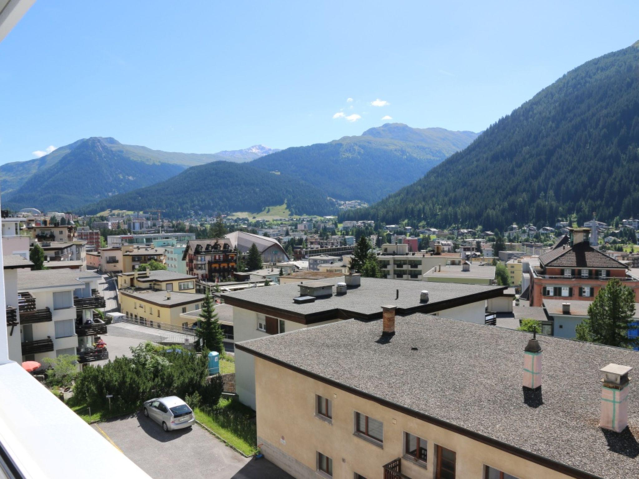 Foto 17 - Appartamento con 3 camere da letto a Davos con vista sulle montagne