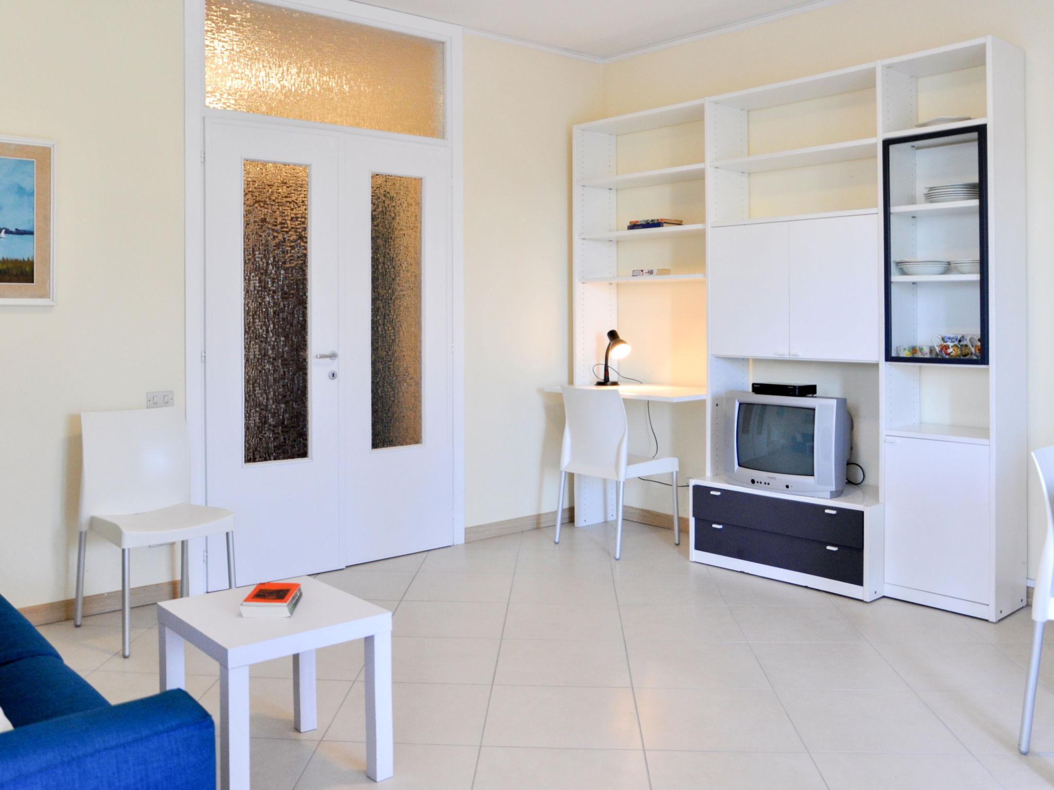 Photo 6 - 2 bedroom Apartment in Lazise with swimming pool and garden